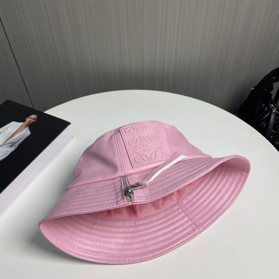 P80 LOEWE's new patchwork zipper lambskin bucket hat. This bucket hat is made of rich textured lambskin. The zipper detail on the brim brings a modern twist, and the patchwork adds a touch of recognition, helping you easily create a modern and fashionable look.