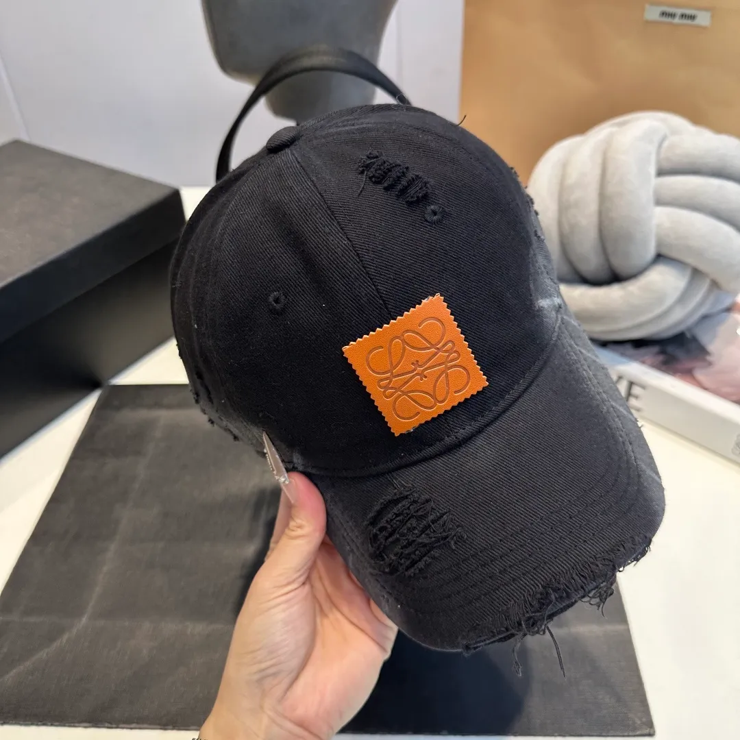P60 Loewe Loewe's new washed distressed denim baseball cap. Newly launched washed denim series, casual and versatile wardrobe matching tool.