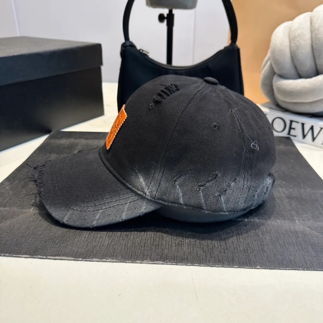 P60 Loewe Loewe's new washed distressed denim baseball cap. Newly launched washed denim series, casual and versatile wardrobe matching tool.