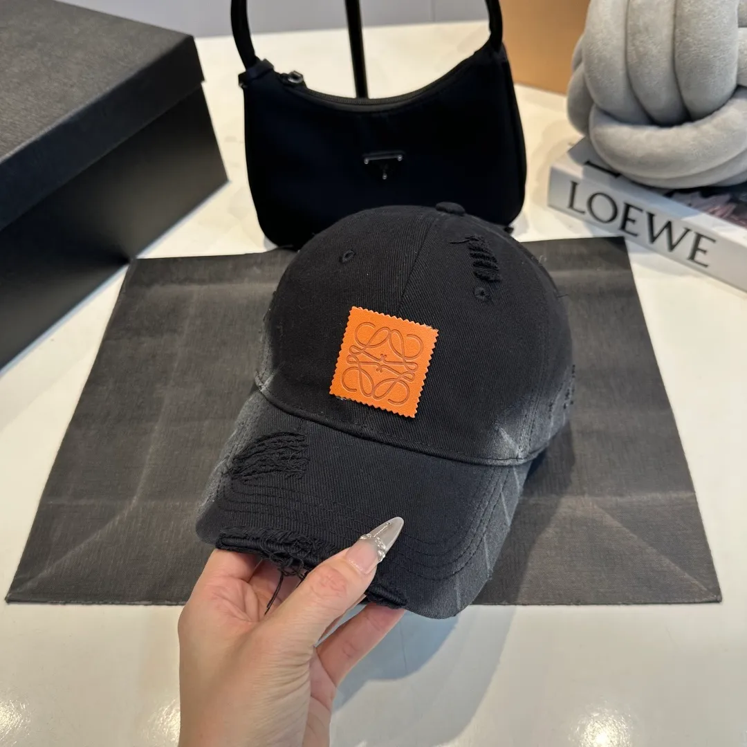 P60 Loewe Loewe's new washed distressed denim baseball cap. Newly launched washed denim series, casual and versatile wardrobe matching tool.