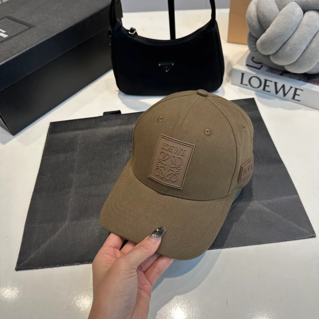P56 LOEWE new original original design baseball cap🧢Super good texture, standard external line positioning, fine workmanship, simple and elegant, low price and popular!