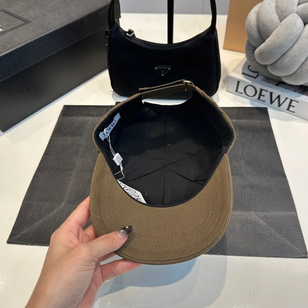 P56 LOEWE new original original design baseball cap🧢Super good texture, standard external line positioning, fine workmanship, simple and elegant, low price and popular!