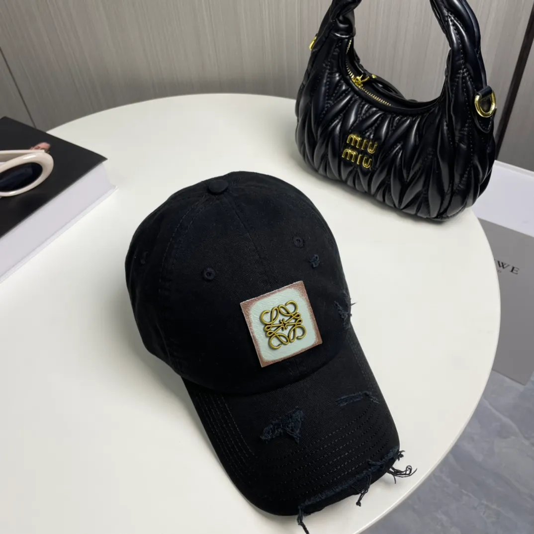 P66 🧢Loewe~New baseball cap🧢, simple and classic logo, super texture👍, exquisite big-name style, a must-have artifact for goddesses, couple style