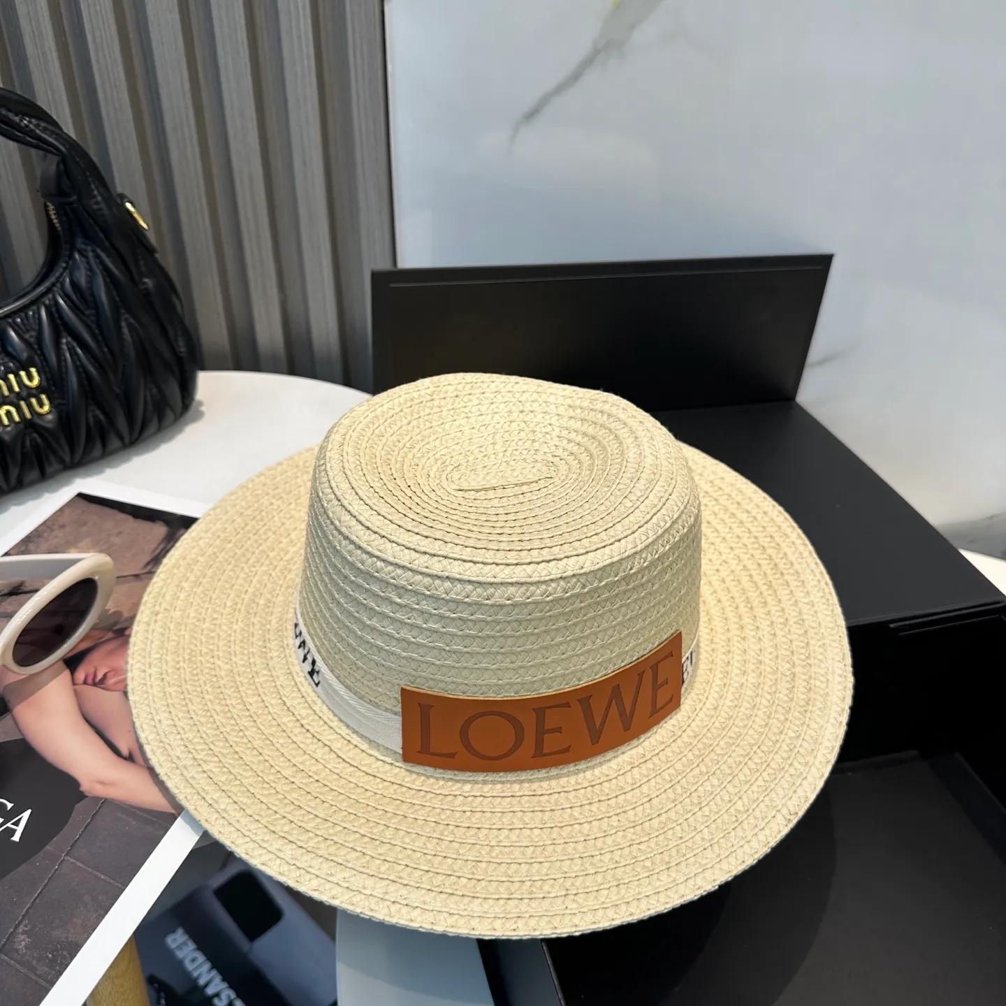 P66 💛With dust bag LOEWE] 2025 new straw woven straw hat with big brand webbing, a must-have for vacation and leisure, elegant and generous