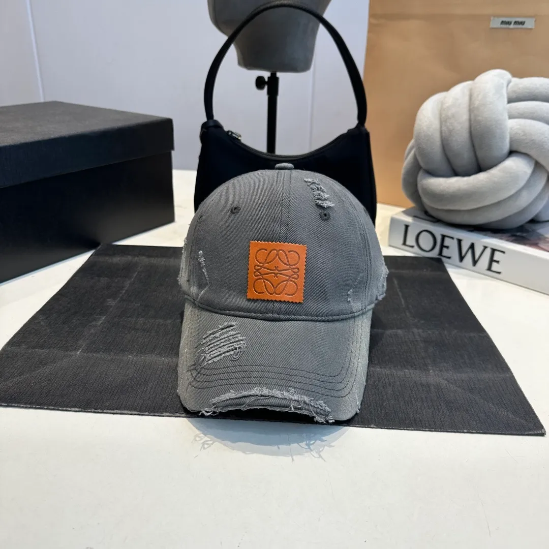 P60 Loewe Loewe's new washed distressed denim baseball cap. Newly launched washed denim series, casual and versatile wardrobe matching tool.