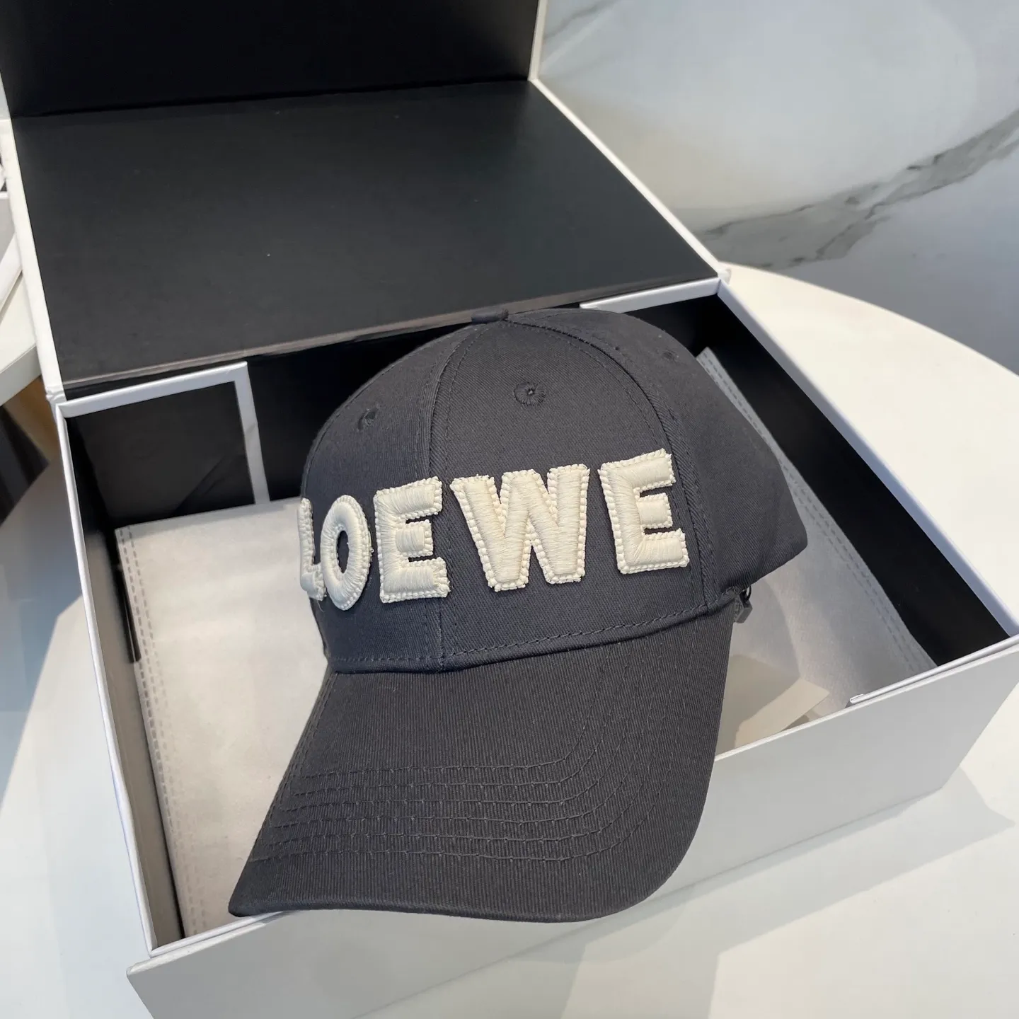 P70 🧢Loewe~New baseball cap🧢, simple embroidered classic logo, super texture👍, exquisite big-name style, a must-have artifact for goddesses, couple style