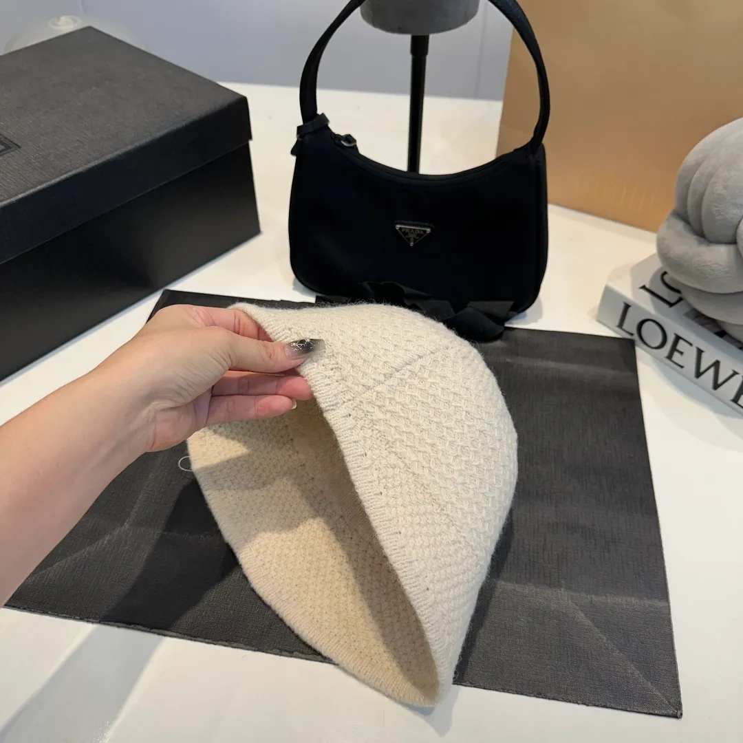 P60 LOEWE winter warm fisherman hat. Be an atmospheric autumn and winter girl. The leather logo will never get tired of it. The lamb wool lining is warm and comfortable. It is good-looking and versatile for a good-looking fisherman.