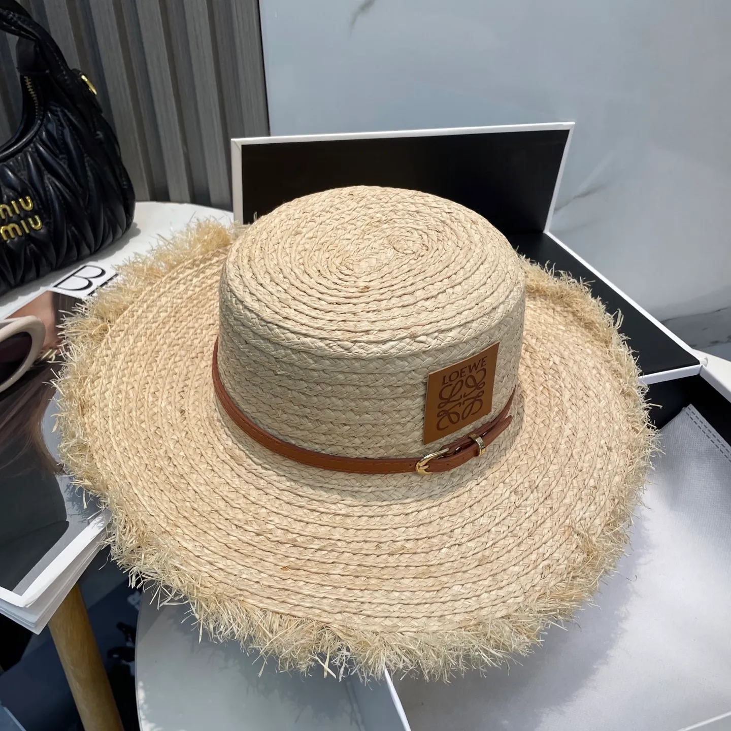 P90 LOEWE’s new product 💗 This hat with a big brim is super nice! ! The thief comes out with Loewe raffia large brim straw hat