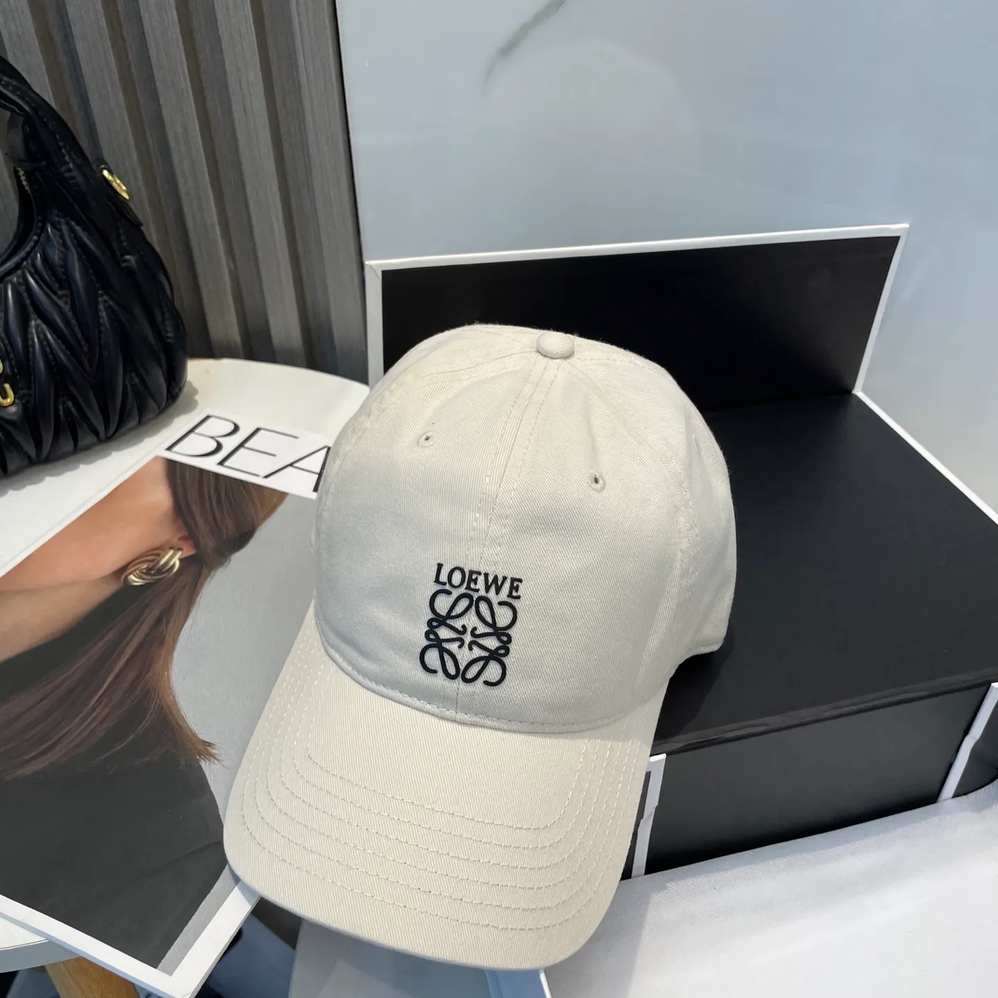 P54 dust bag 👒LOEWE👒LOEWE's new original design baseball cap🧢Super good texture, standard external line positioning, fine workmanship, simple and elegant, low price and high volume!