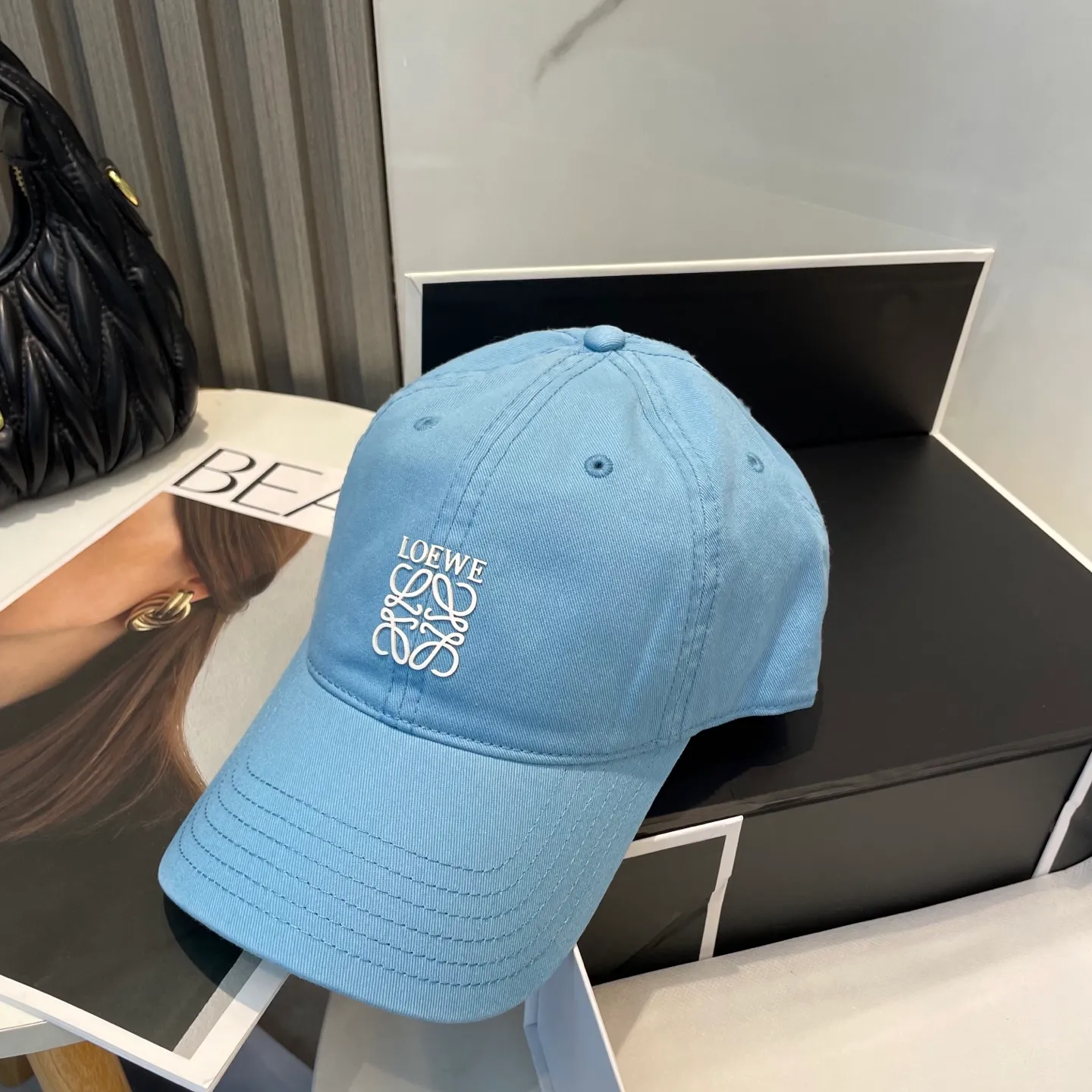 P54 dust bag 👒LOEWE👒LOEWE's new original design baseball cap🧢Super good texture, standard external line positioning, fine workmanship, simple and elegant, low price and high volume!