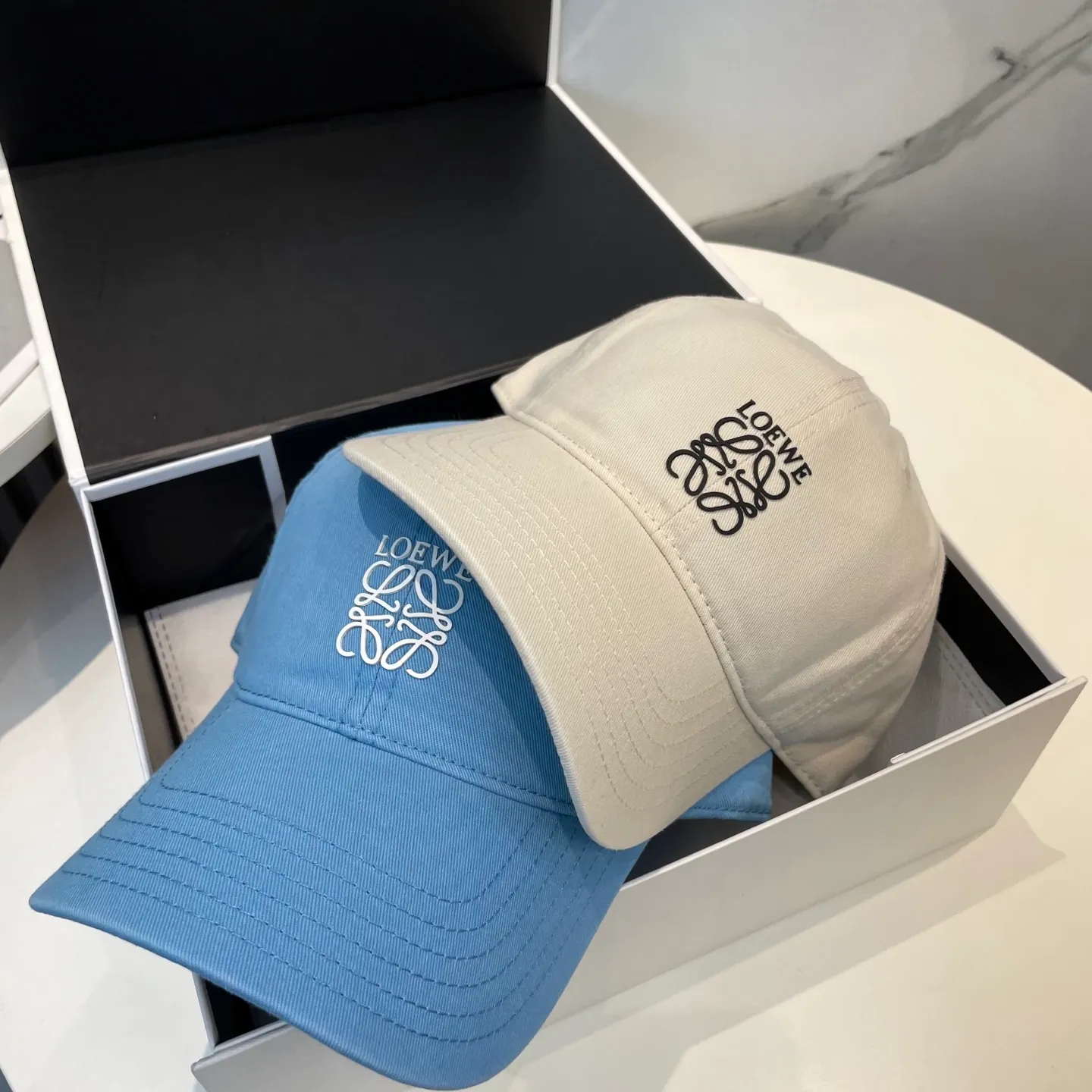 P54 dust bag 👒LOEWE👒LOEWE's new original design baseball cap🧢Super good texture, standard external line positioning, fine workmanship, simple and elegant, low price and high volume!