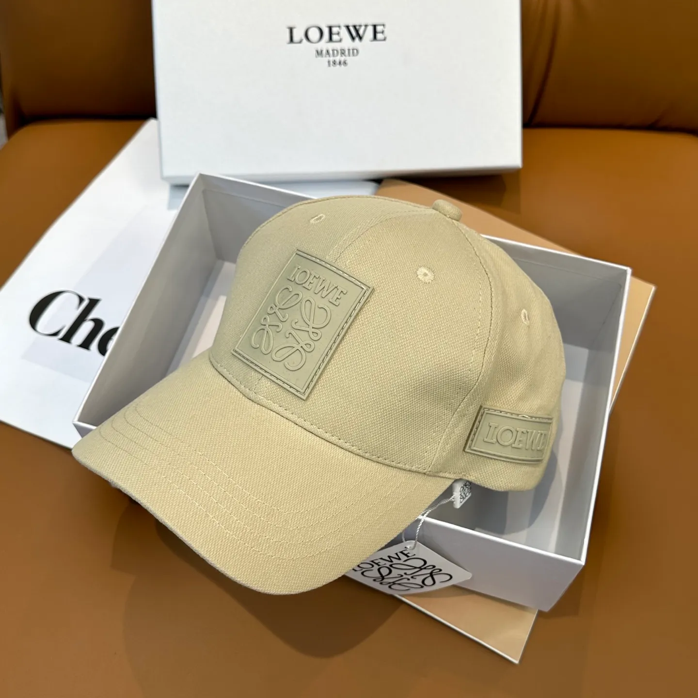 P56 comes with dust bag 👒LOEWE👒LOEWE's new original original design baseball cap🧢Super good texture, standard external line positioning, fine workmanship, simple atmosphere and low price!