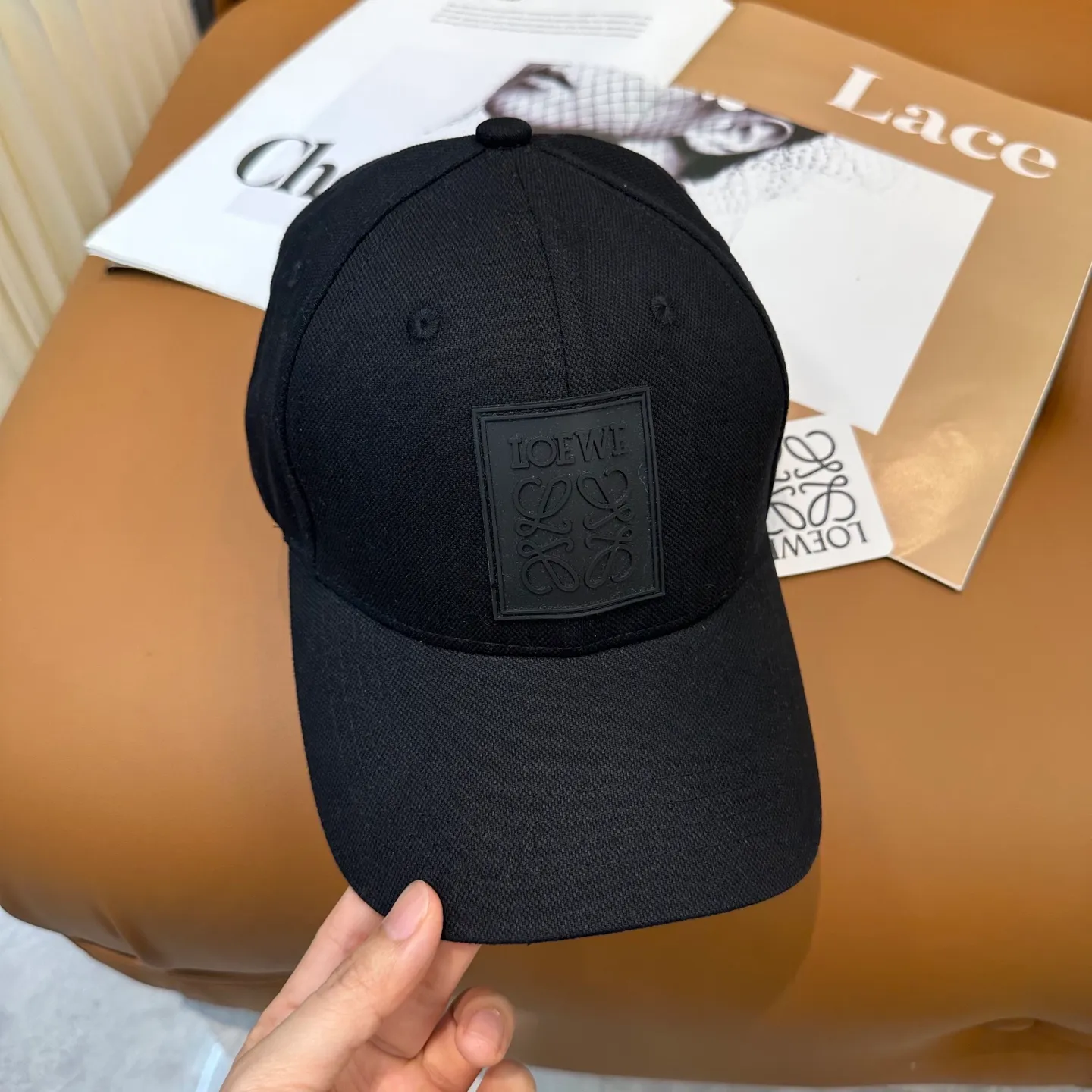 P70 comes with dust bag 👒LOEWE👒LOEWE's new original original design baseball cap🧢Super good texture, standard external line positioning, fine workmanship, simple and elegant, low price and popular!