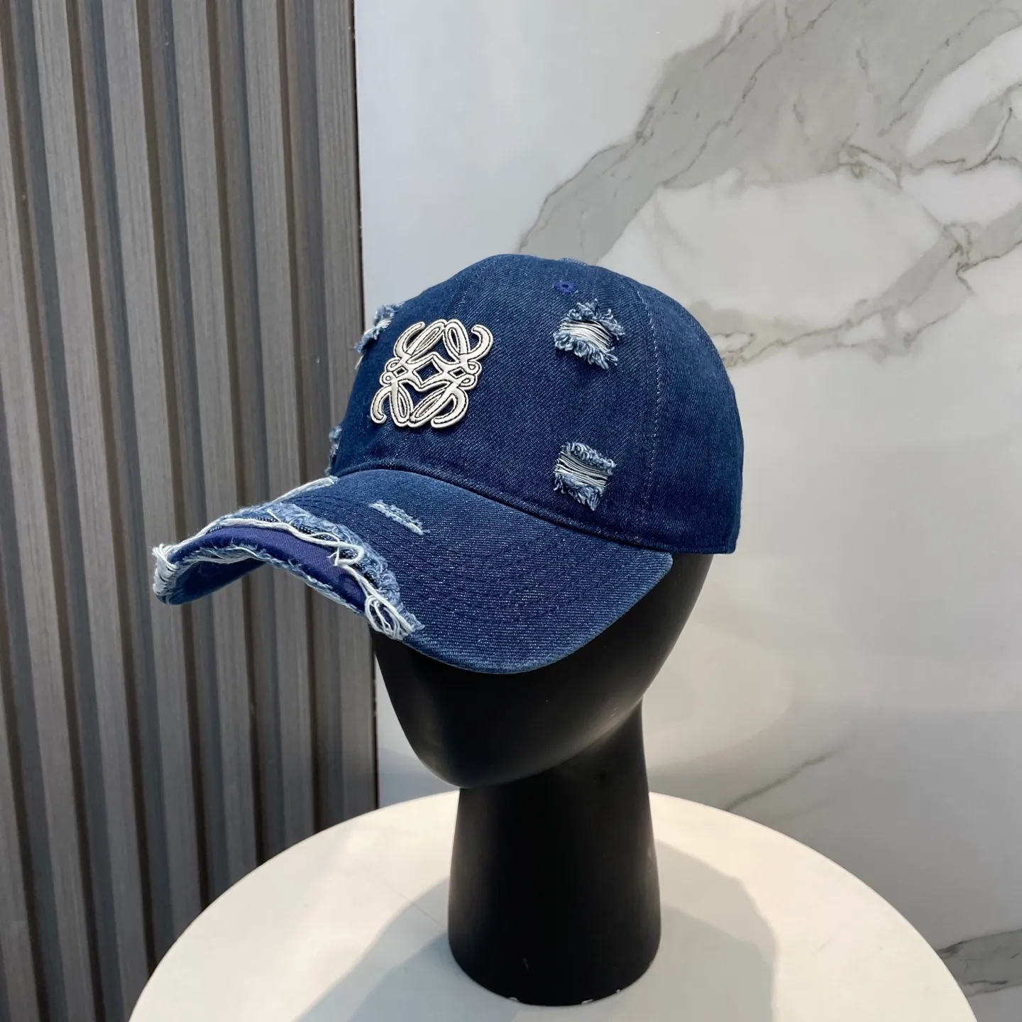 P66 LOEWE's new ripped washed denim baseball cap. Classic LOEWE embroidered logo. Same style for men and women. Versatile and breathable, can be worn in all seasons.