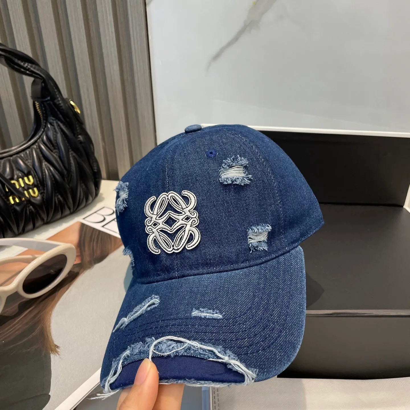 P66 LOEWE's new ripped washed denim baseball cap. Classic LOEWE embroidered logo. Same style for men and women. Versatile and breathable, can be worn in all seasons.