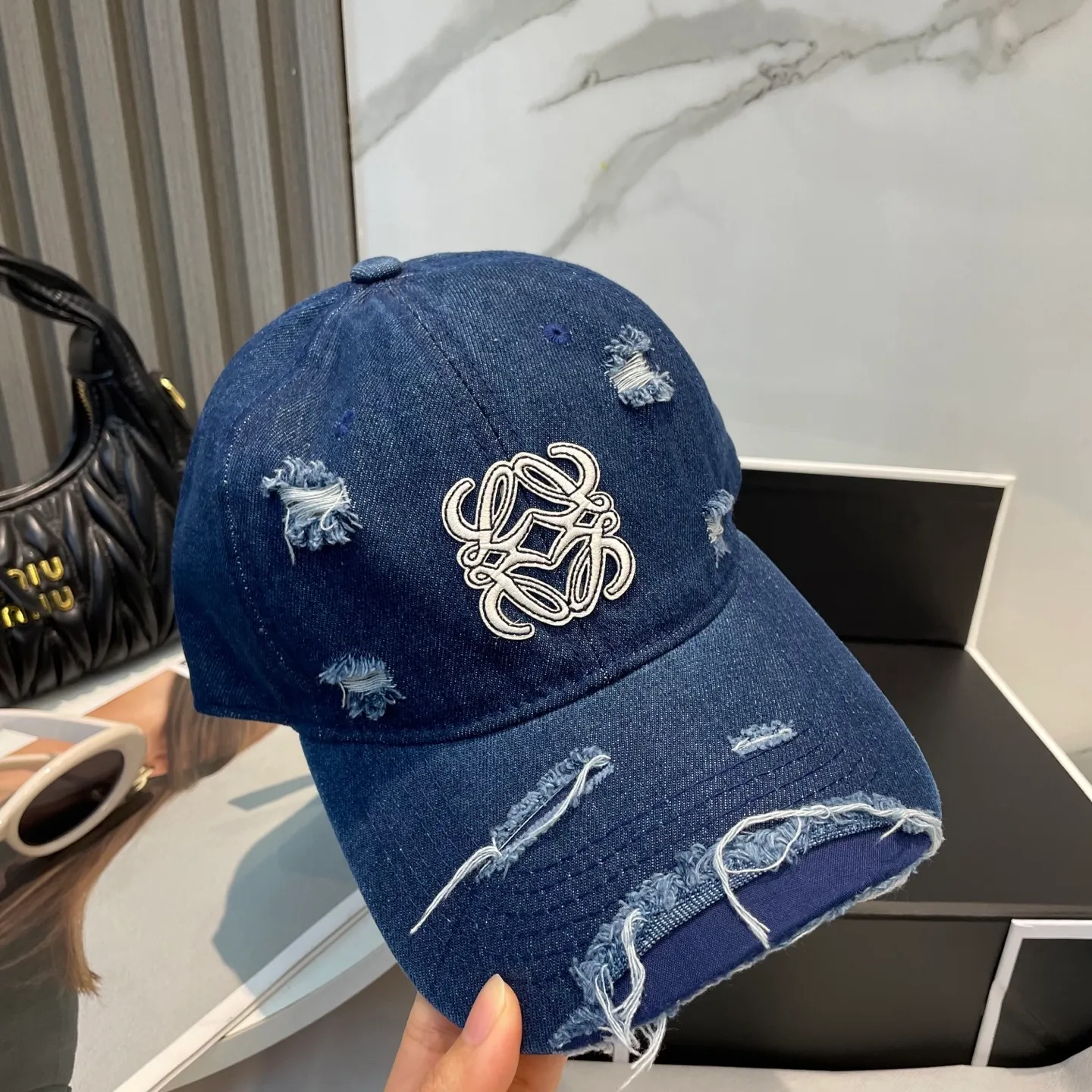 P66 LOEWE's new ripped washed denim baseball cap. Classic LOEWE embroidered logo. Same style for men and women. Versatile and breathable, can be worn in all seasons.