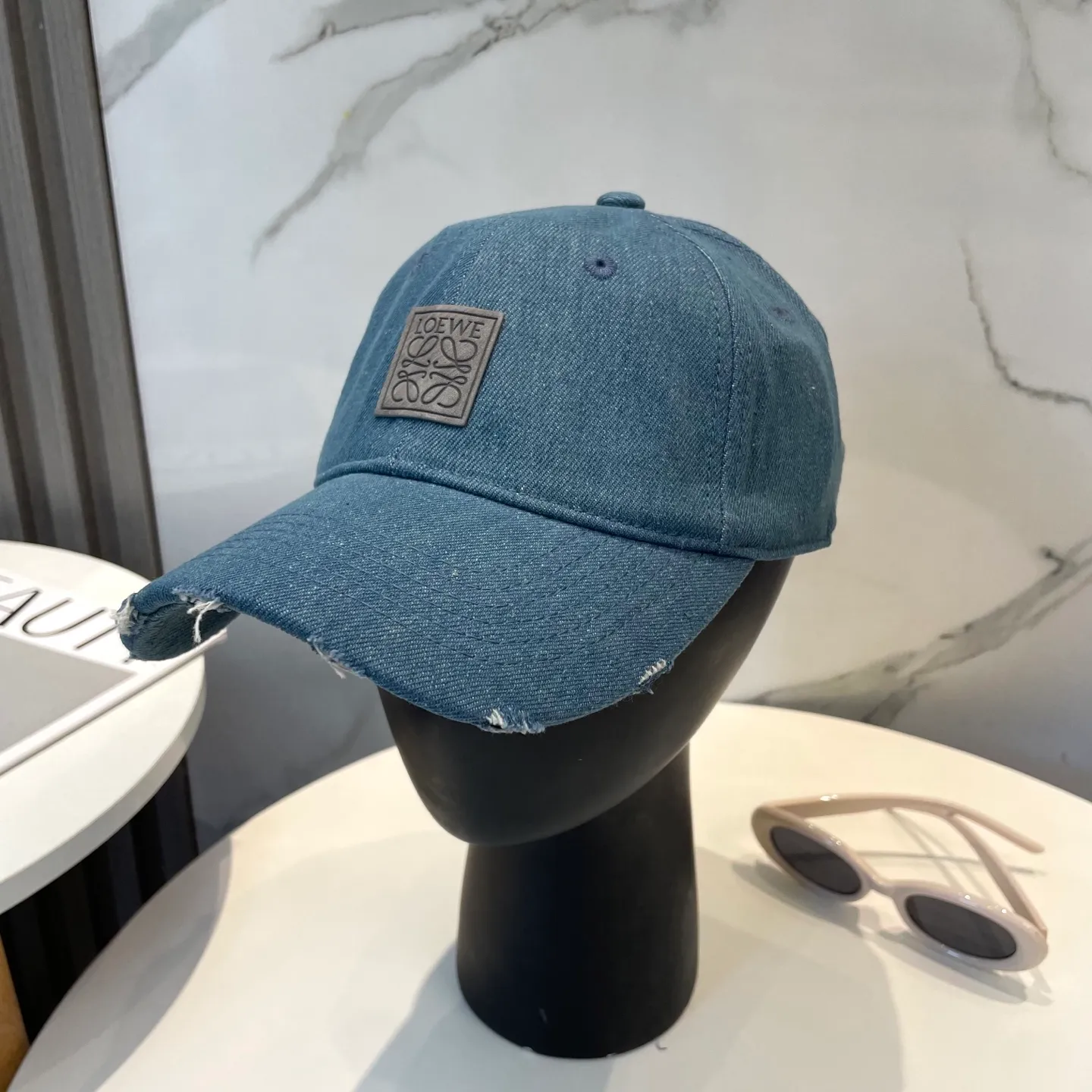 P56 LOEWE's new washed denim baseball cap. Classic LOEWE embroidered logo. Same style for men and women. Versatile and breathable, can be worn in all seasons.