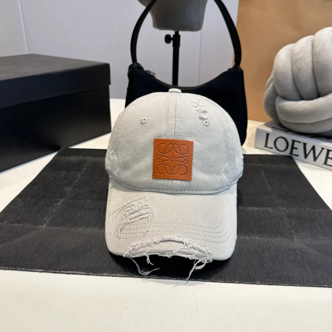 P60 Loewe Loewe's new washed distressed denim baseball cap. Newly launched washed denim series, casual and versatile wardrobe matching tool.