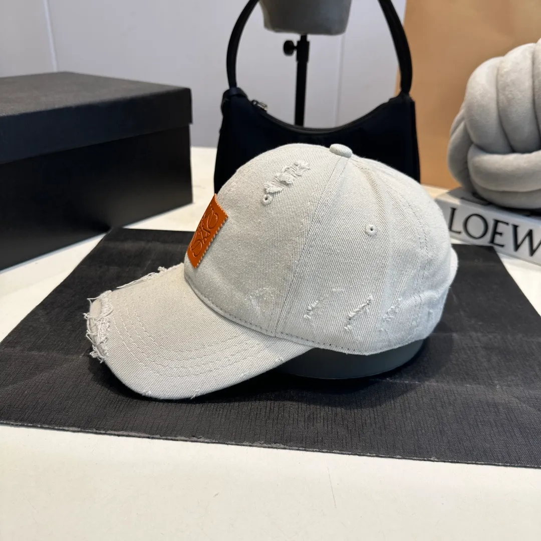 P60 Loewe Loewe's new washed distressed denim baseball cap. Newly launched washed denim series, casual and versatile wardrobe matching tool.