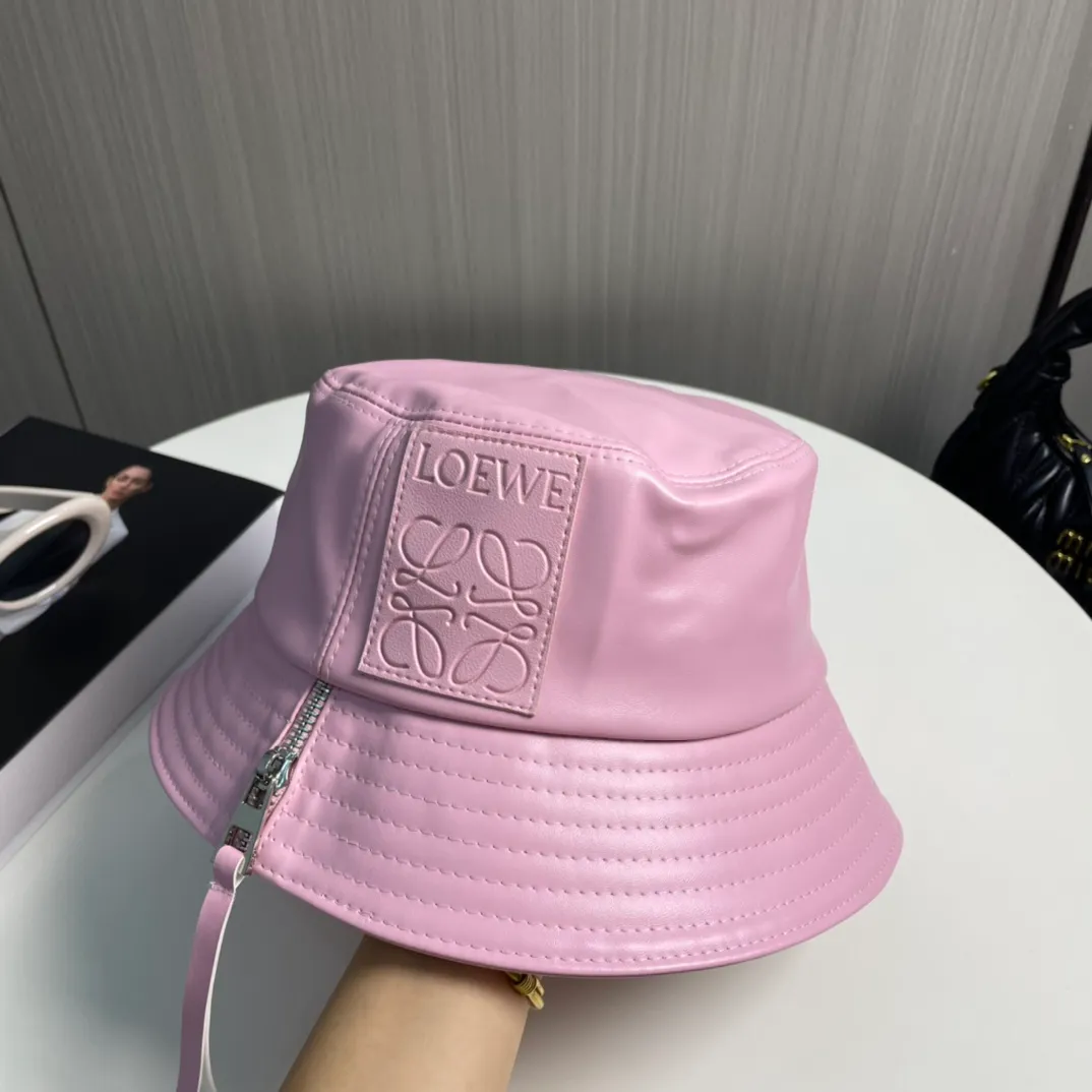 P70 LOEWE's new patchwork zipper lambskin bucket hat. This bucket hat is made of rich textured lambskin. The zipper detail on the brim brings a modern twist, and the patchwork adds a touch of recognition, helping you easily create a modern and fashionable look.