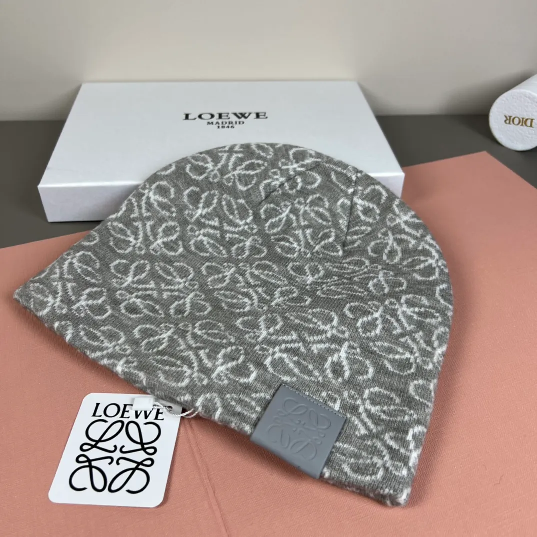 56💰 Classic knitted hat from loewe official website! Xiaohongshu’s hottest selling item! Dress well! The same style for men and women, thicker and warmer, fashionable and popular 🌸First-class quality, the best brand for warmth in autumn and winter, order now, limited edition