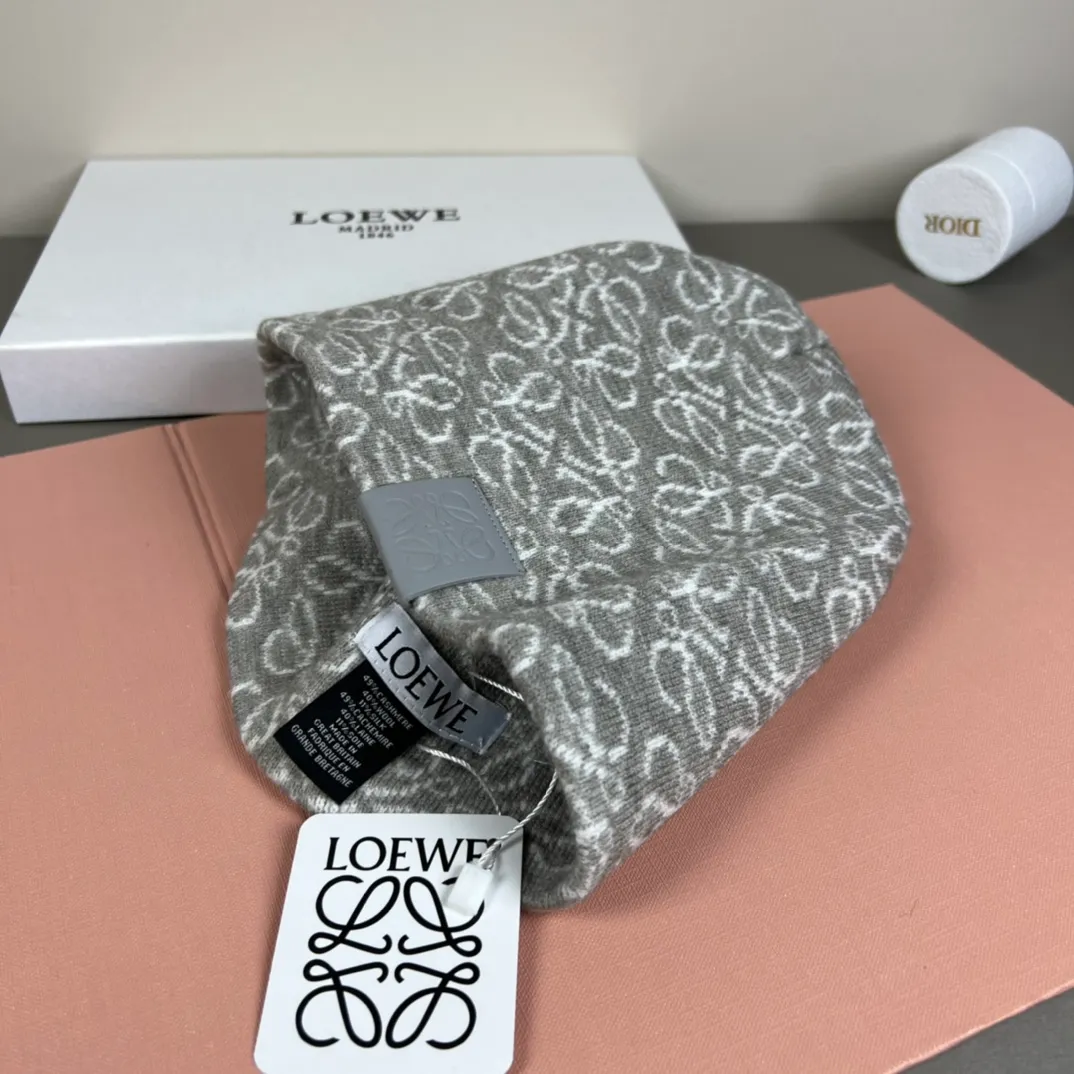 56💰 Classic knitted hat from loewe official website! Xiaohongshu’s hottest selling item! Dress well! The same style for men and women, thicker and warmer, fashionable and popular 🌸First-class quality, the best brand for warmth in autumn and winter, order now, limited edition