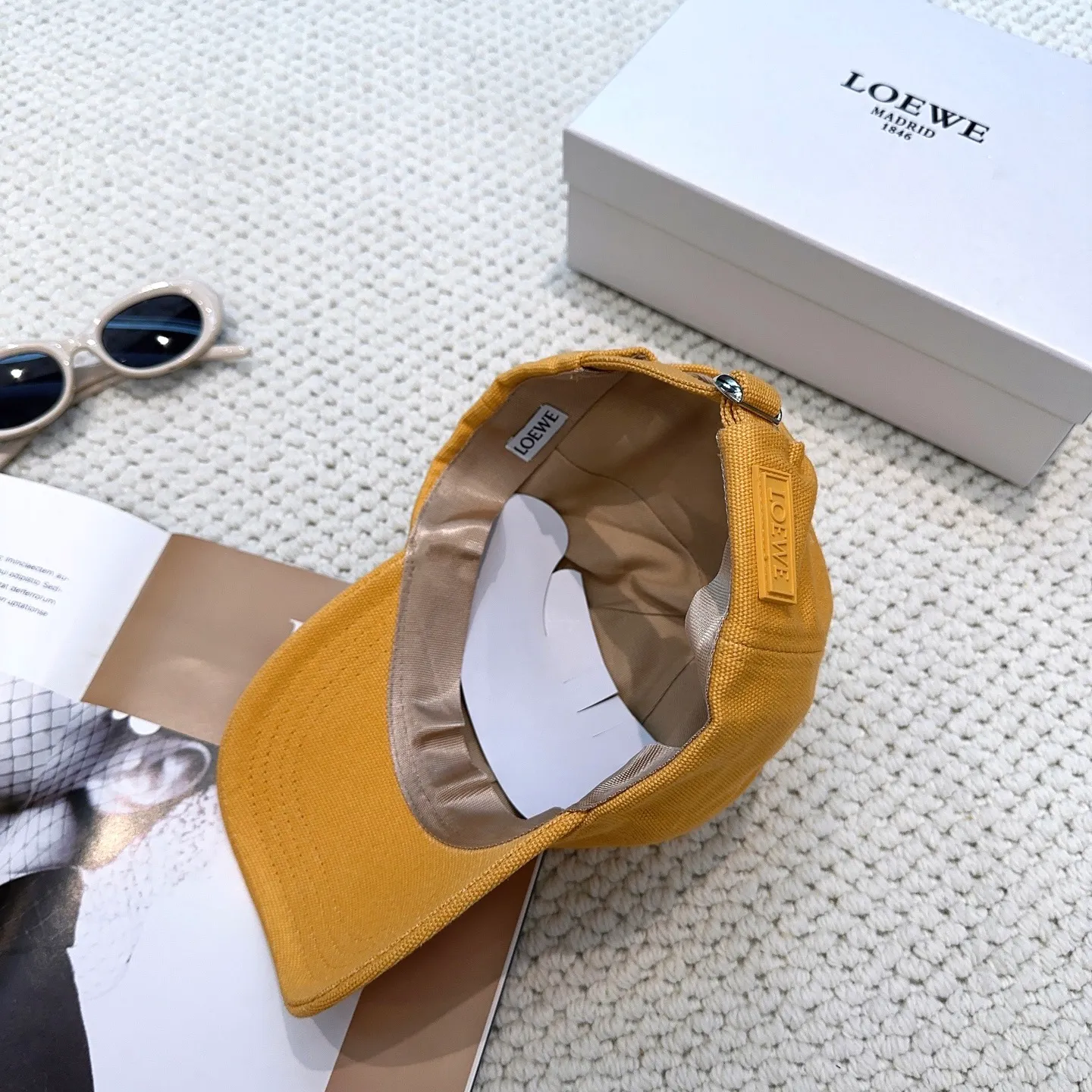P60 comes with dust bag 👒LOEWE👒LOEWE's new original original design baseball cap🧢Super good texture, standard external line positioning, fine workmanship, simple and elegant, low price and popular!