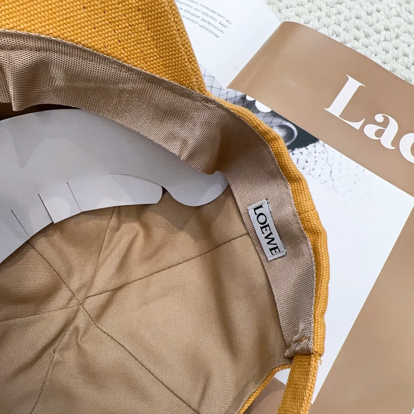 P60 comes with dust bag 👒LOEWE👒LOEWE's new original original design baseball cap🧢Super good texture, standard external line positioning, fine workmanship, simple and elegant, low price and popular!