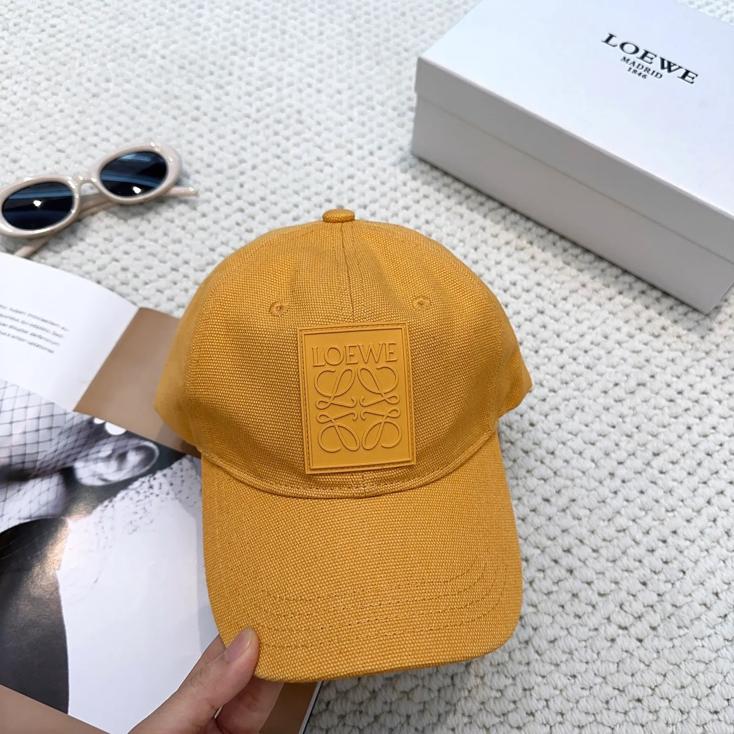 P60 comes with dust bag 👒LOEWE👒LOEWE's new original original design baseball cap🧢Super good texture, standard external line positioning, fine workmanship, simple and elegant, low price and popular!