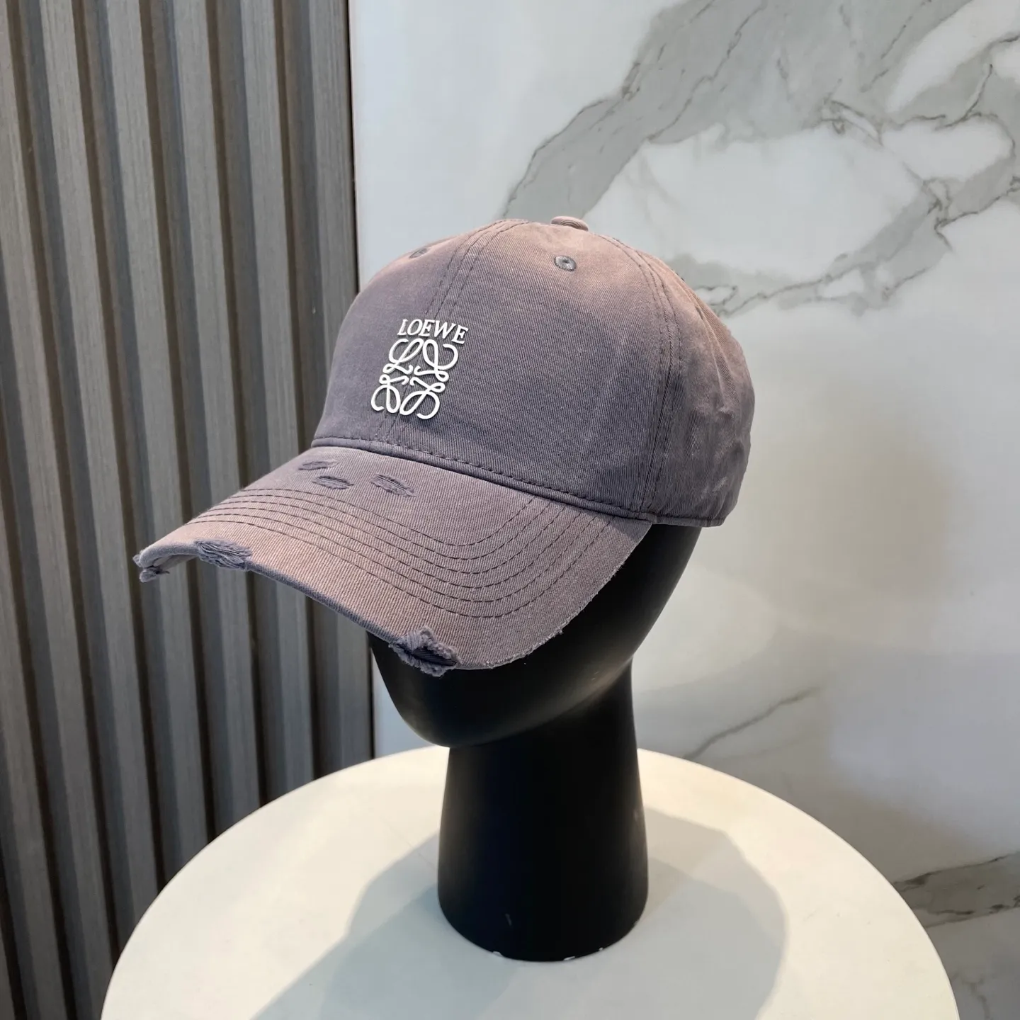 P50 dust bag 👒LOEWE👒LOEWE gradient color new original original design baseball cap🧢Super good texture, standard external line positioning, fine workmanship, simple and elegant, low price and high volume!