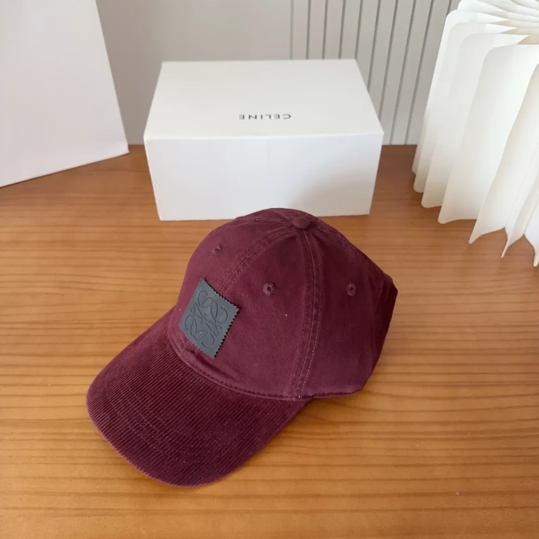 💰60 Loewe Baseball Cap is a good-looking, sun-blocking and wind-blocking all-season style, you can wear it with your eyes closed and it won’t look out of place! The fit is quite wide and the fabric is very good.