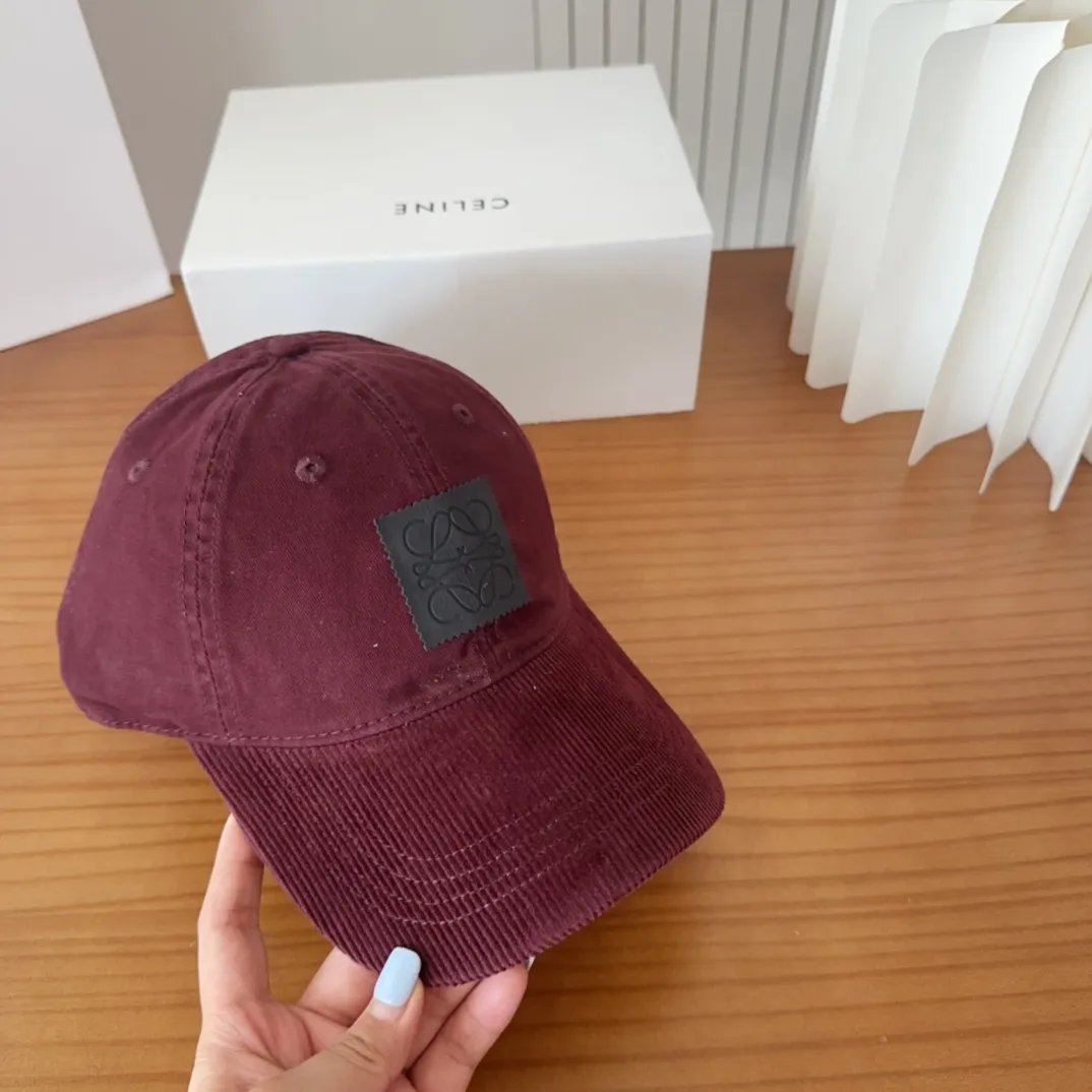 💰60 Loewe Baseball Cap is a good-looking, sun-blocking and wind-blocking all-season style, you can wear it with your eyes closed and it won’t look out of place! The fit is quite wide and the fabric is very good.