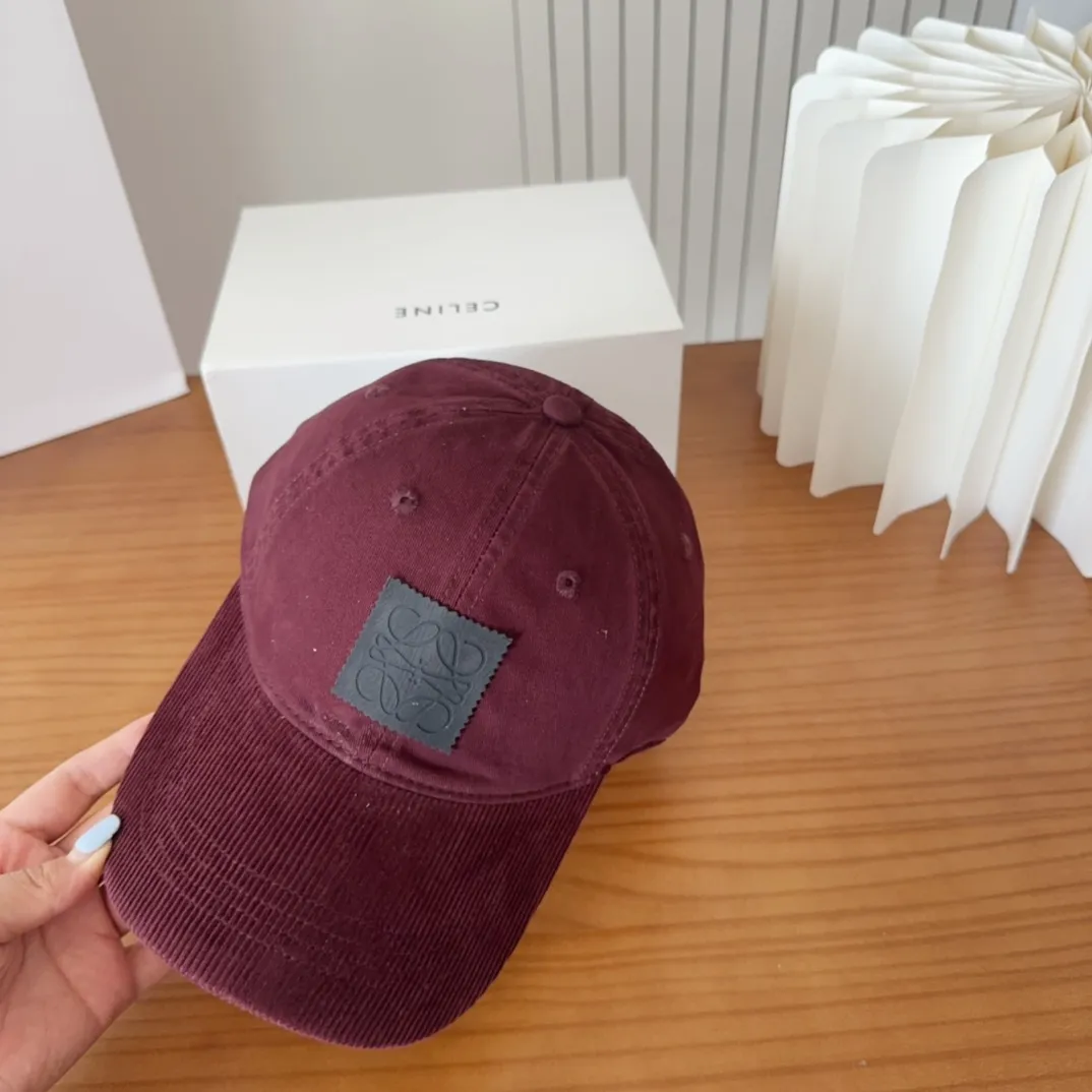 💰60 Loewe Baseball Cap is a good-looking, sun-blocking and wind-blocking all-season style, you can wear it with your eyes closed and it won’t look out of place! The fit is quite wide and the fabric is very good.
