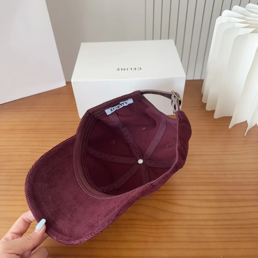 💰60 Loewe Baseball Cap is a good-looking, sun-blocking and wind-blocking all-season style, you can wear it with your eyes closed and it won’t look out of place! The fit is quite wide and the fabric is very good.