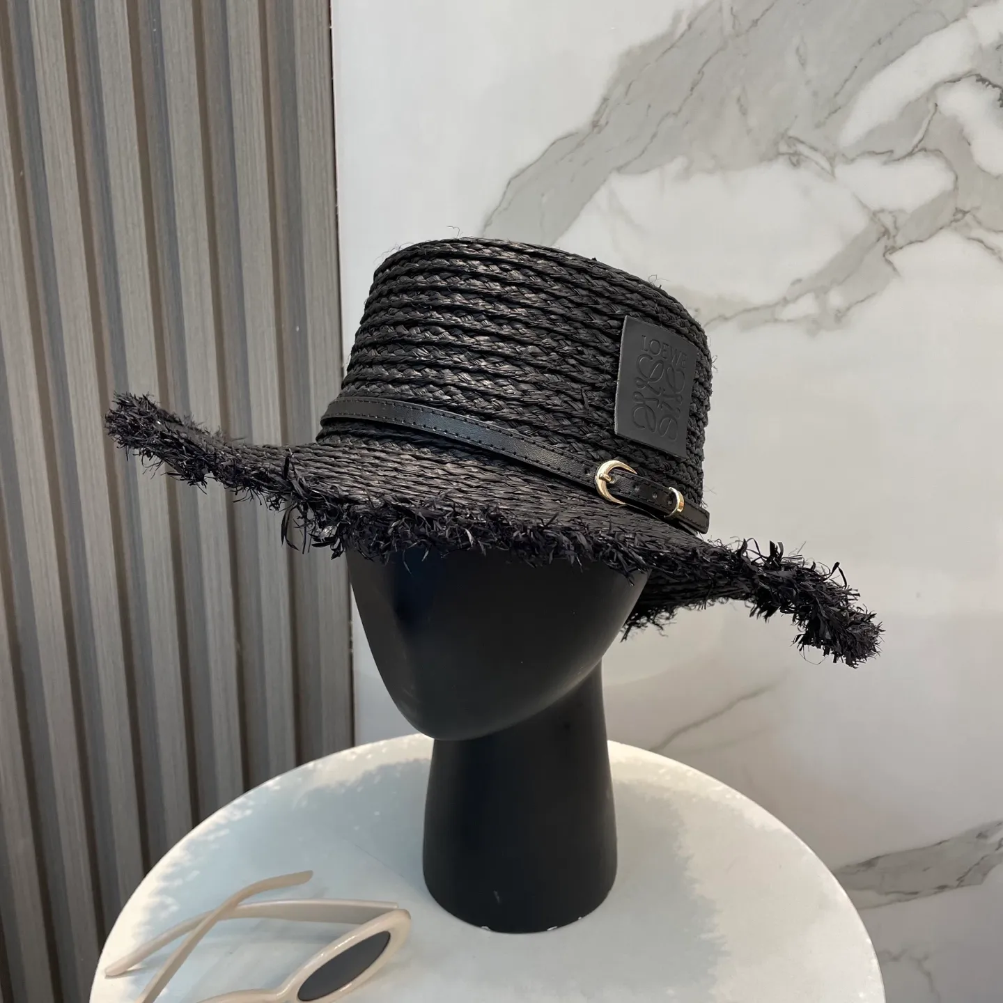 P110 LOEWE’s new product 💗 This hat with a big brim is super nice! ! The thief comes out with Loewe raffia large brim straw hat