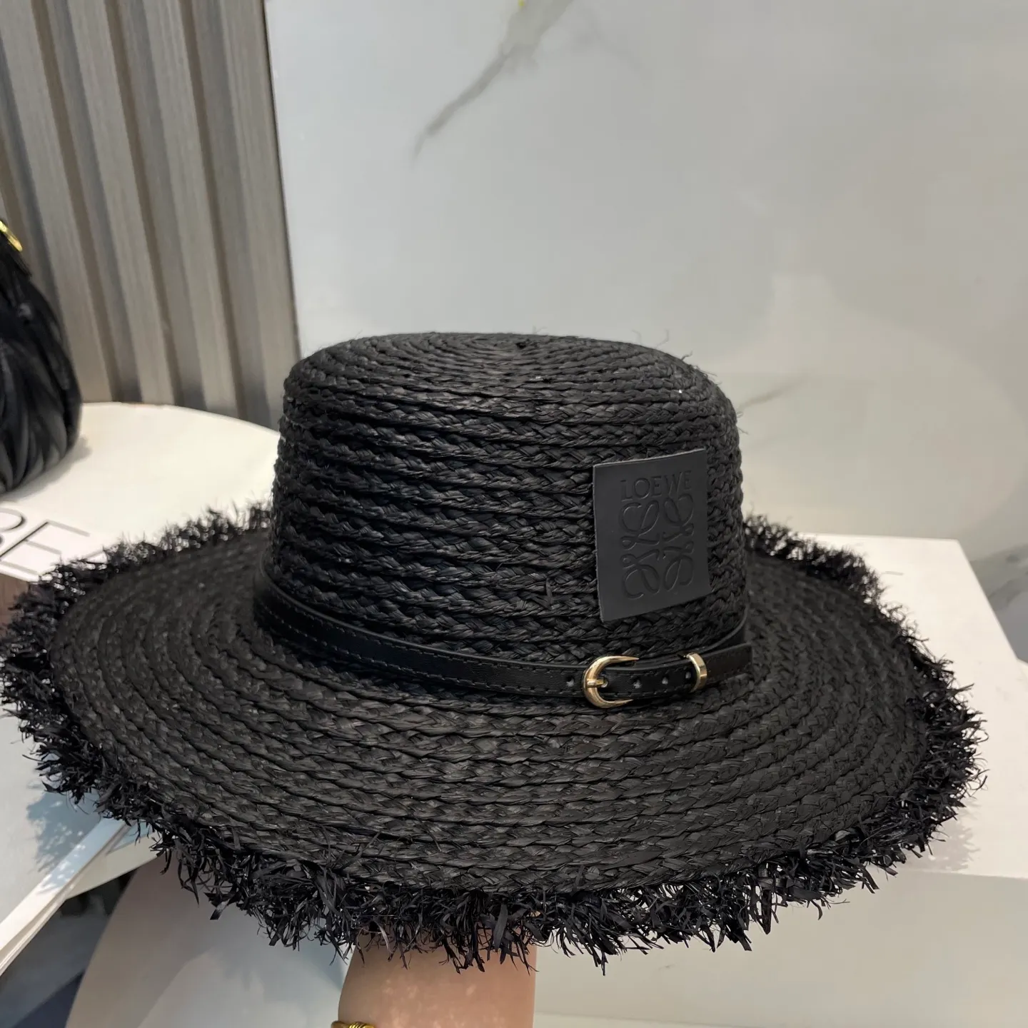 P110 LOEWE’s new product 💗 This hat with a big brim is super nice! ! The thief comes out with Loewe raffia large brim straw hat