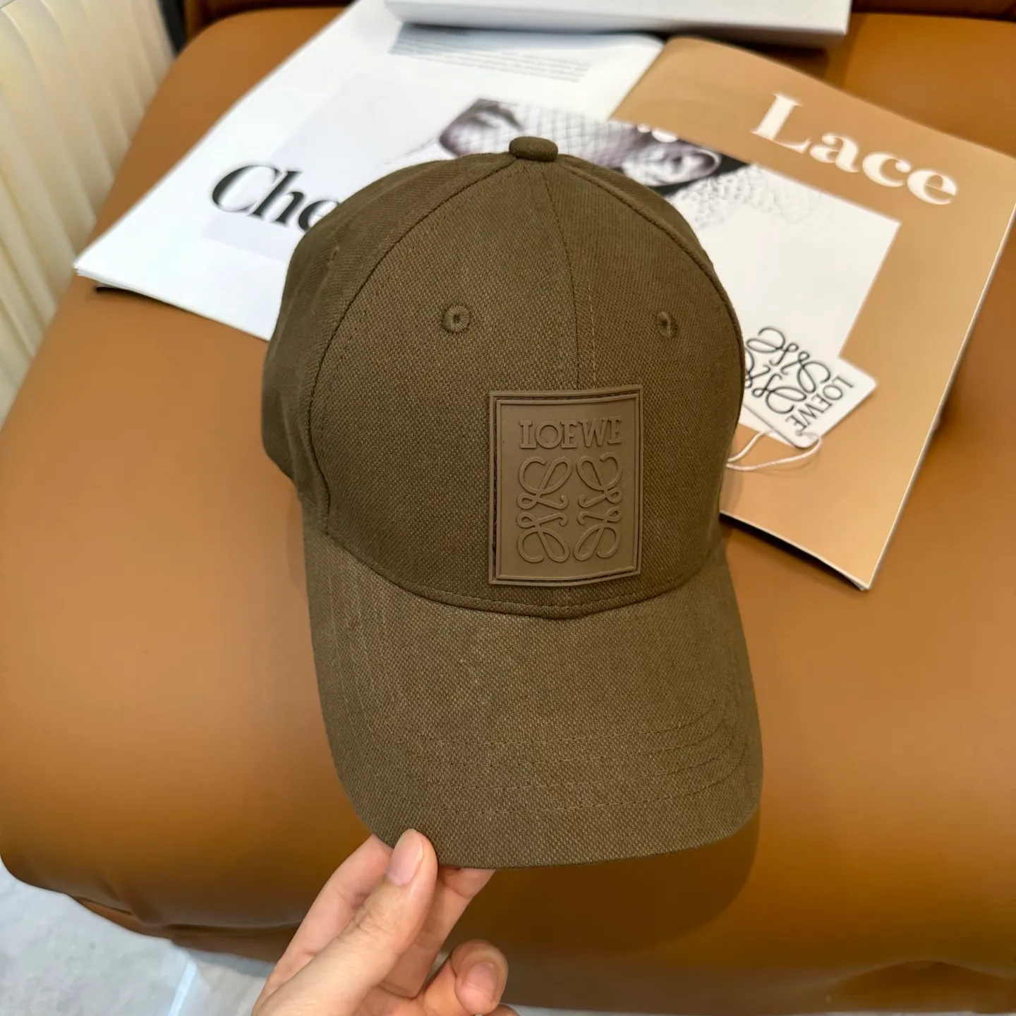 P56 comes with dust bag 👒LOEWE👒LOEWE's new original original design baseball cap🧢Super good texture, standard external line positioning, fine workmanship, simple atmosphere and low price!