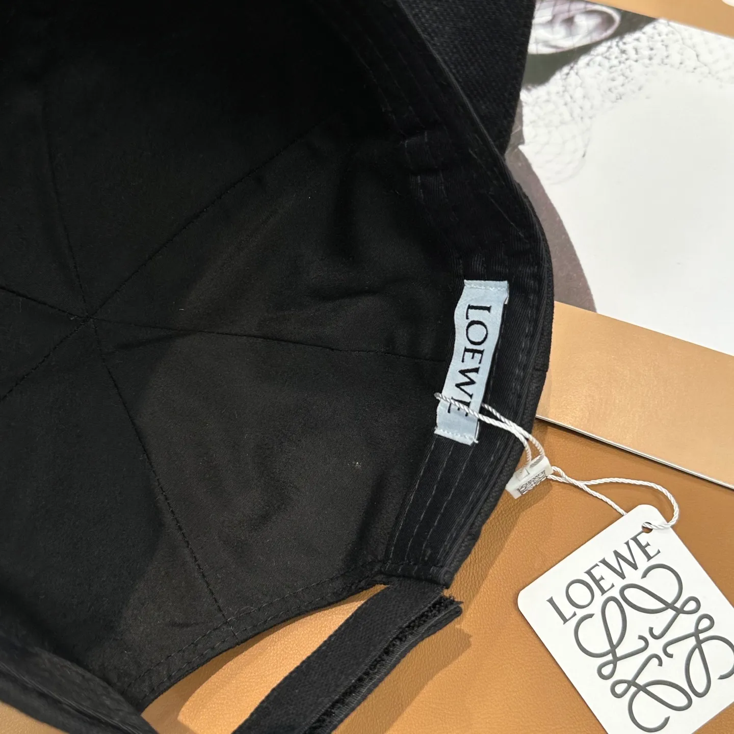 P56 comes with dust bag 👒LOEWE👒LOEWE's new original original design baseball cap🧢Super good texture, standard external line positioning, fine workmanship, simple atmosphere and low price!