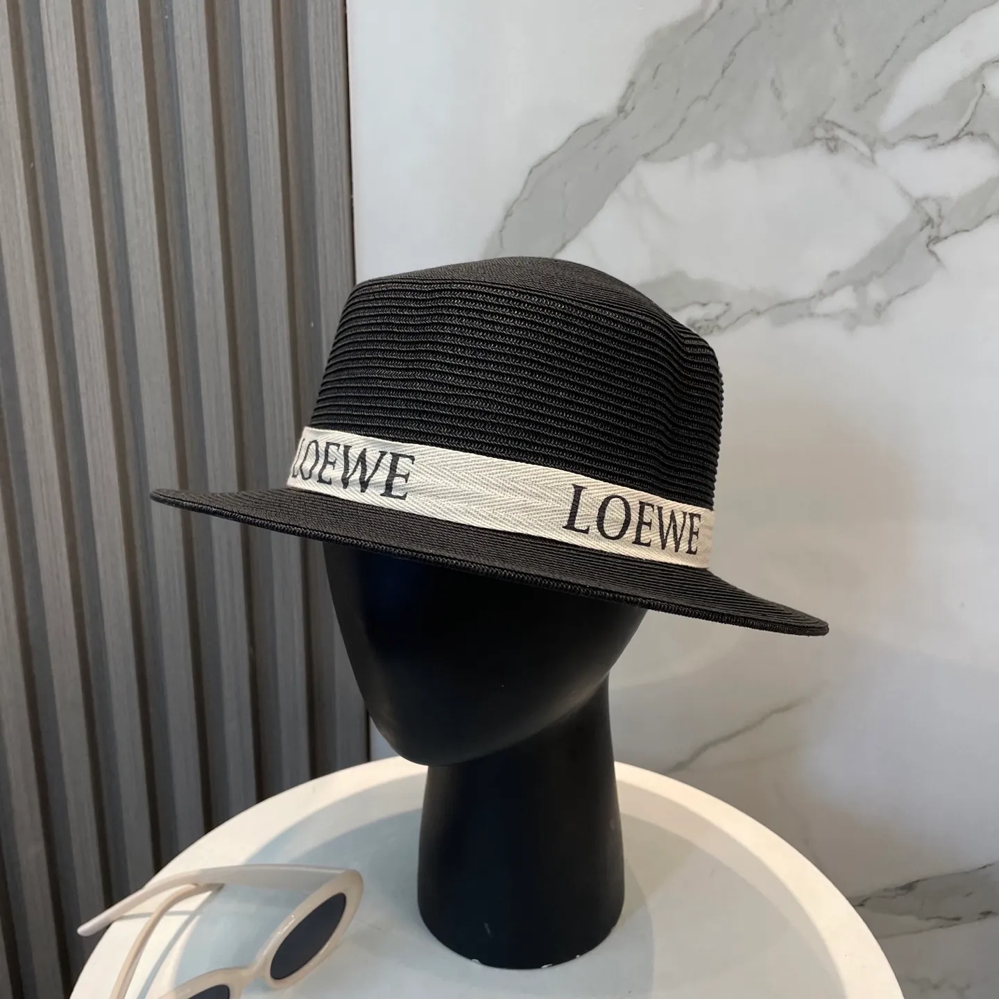 P70 LOEWE high-end flat-top straw hat. It is versatile and does not matter the face shape. The flat brim does not block the line of sight. It is more practical. It is easy to wear for daily use and travel. It has an Instagram style and is particularly photogenic. It has an adjustment strap inside.