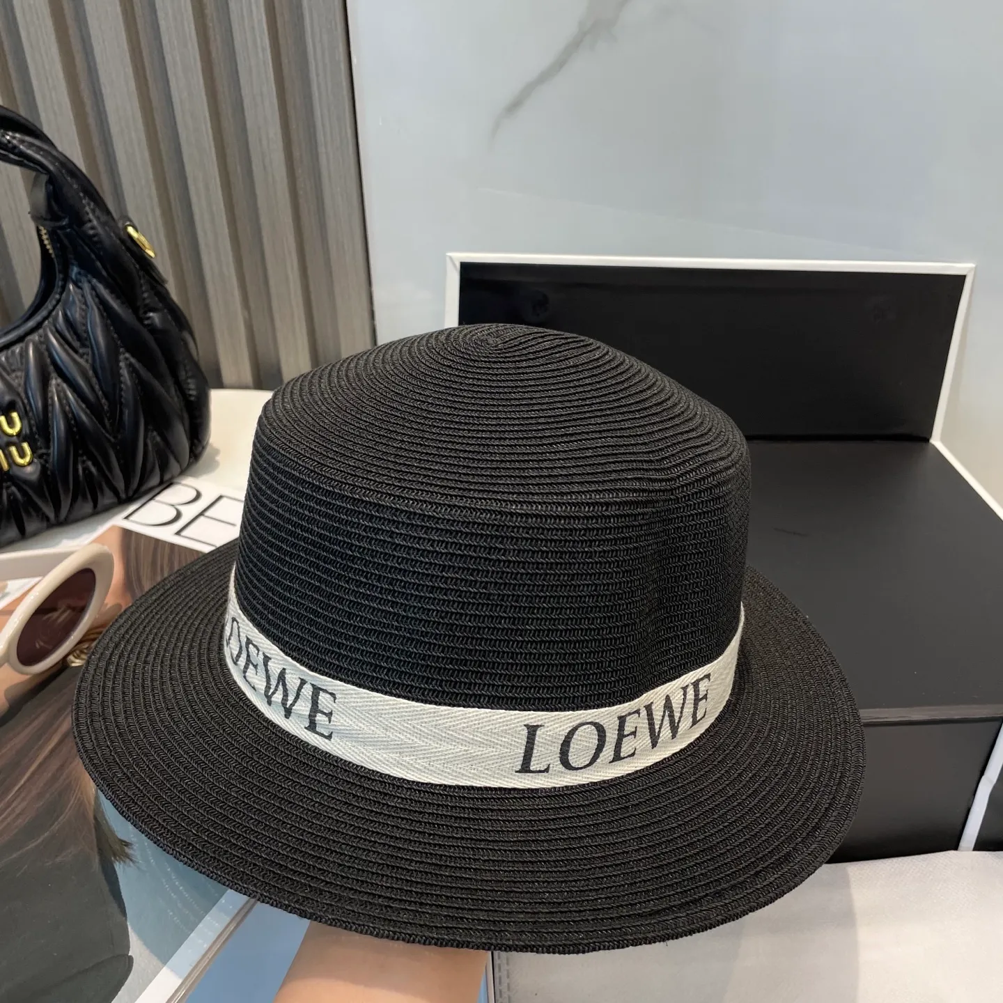 P70 LOEWE high-end flat-top straw hat. It is versatile and does not matter the face shape. The flat brim does not block the line of sight. It is more practical. It is easy to wear for daily use and travel. It has an Instagram style and is particularly photogenic. It has an adjustment strap inside.