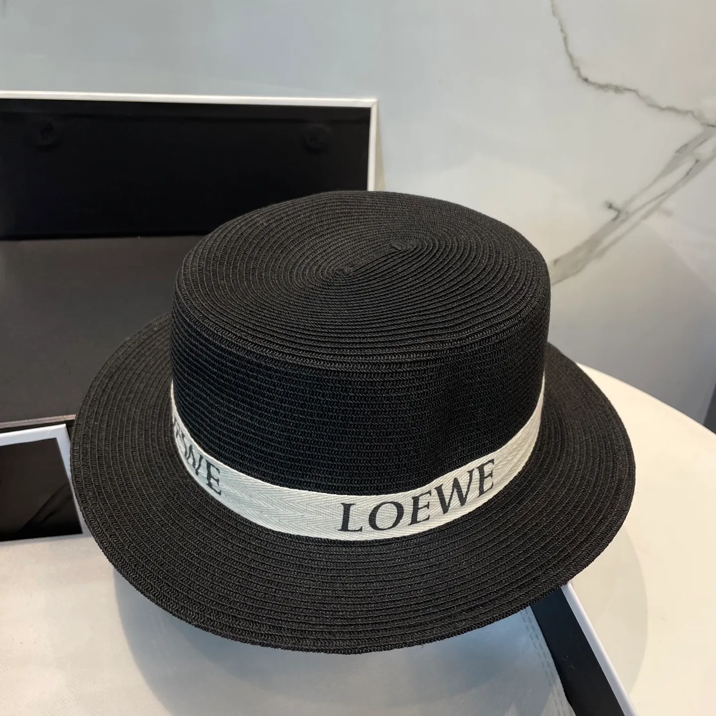 P70 LOEWE high-end flat-top straw hat. It is versatile and does not matter the face shape. The flat brim does not block the line of sight. It is more practical. It is easy to wear for daily use and travel. It has an Instagram style and is particularly photogenic. It has an adjustment strap inside.