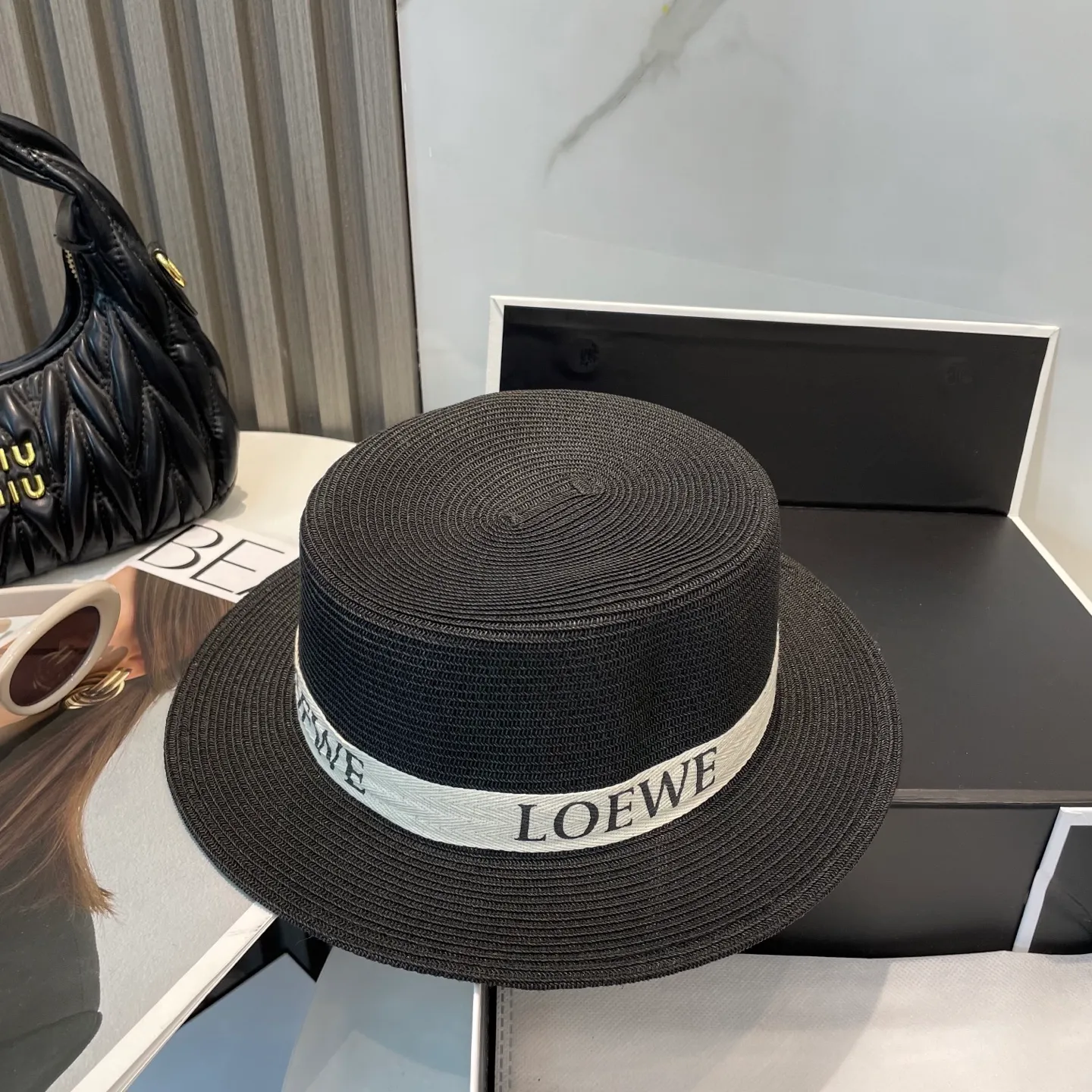 P70 LOEWE high-end flat-top straw hat. It is versatile and does not matter the face shape. The flat brim does not block the line of sight. It is more practical. It is easy to wear for daily use and travel. It has an Instagram style and is particularly photogenic. It has an adjustment strap inside.