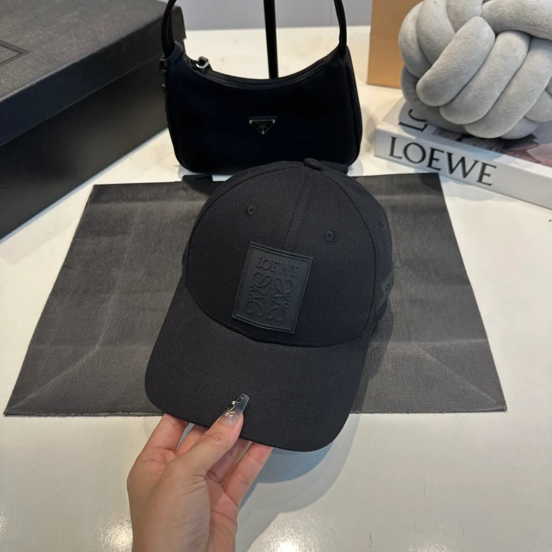 P56 LOEWE new original original design baseball cap🧢Super good texture, standard external line positioning, fine workmanship, simple and elegant, low price and popular!