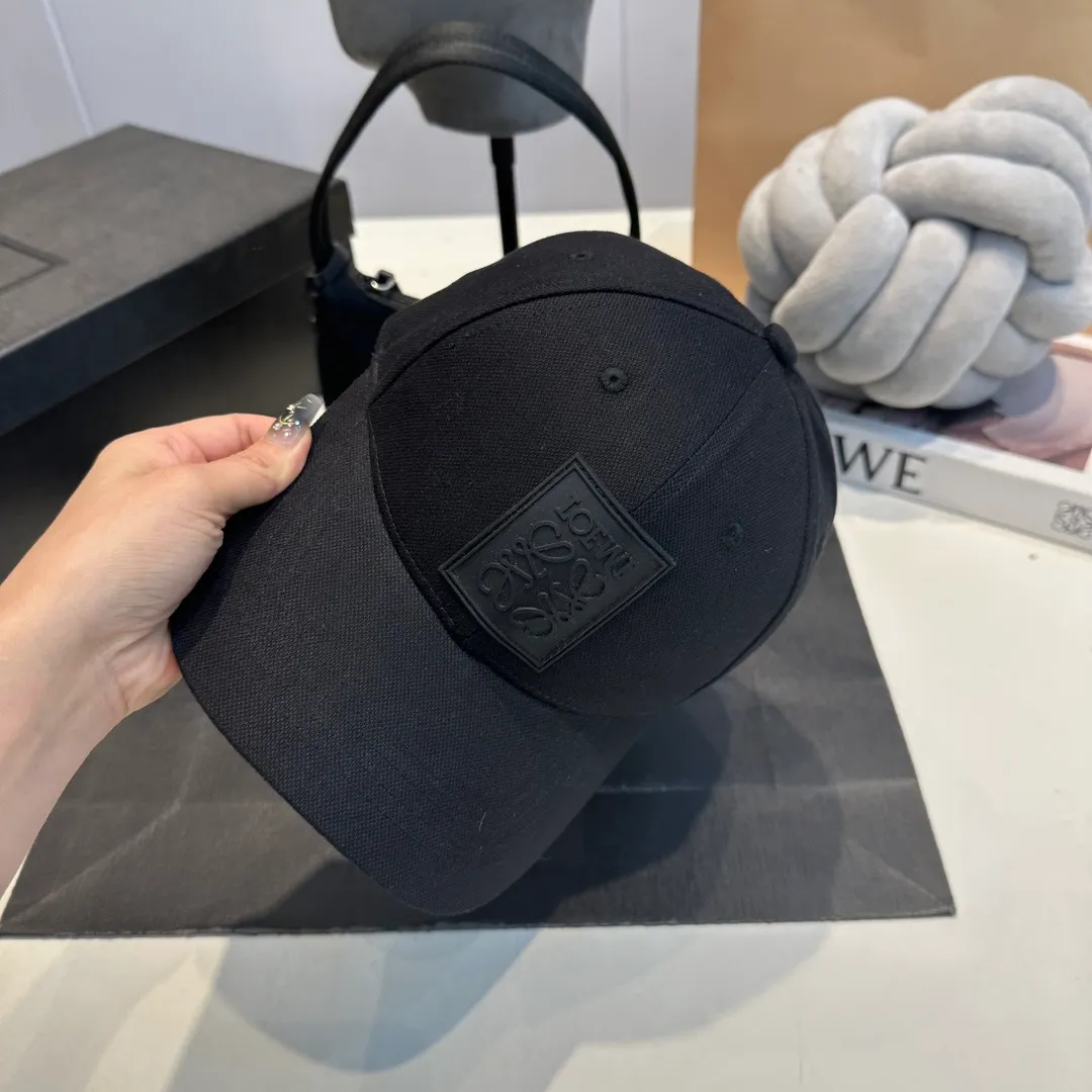 P56 LOEWE new original original design baseball cap🧢Super good texture, standard external line positioning, fine workmanship, simple and elegant, low price and popular!