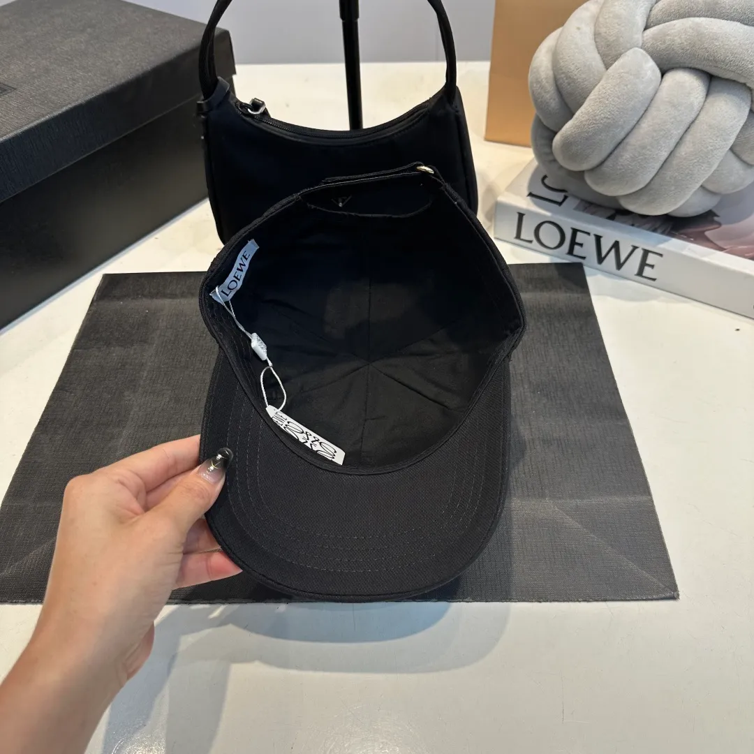 P56 LOEWE new original original design baseball cap🧢Super good texture, standard external line positioning, fine workmanship, simple and elegant, low price and popular!