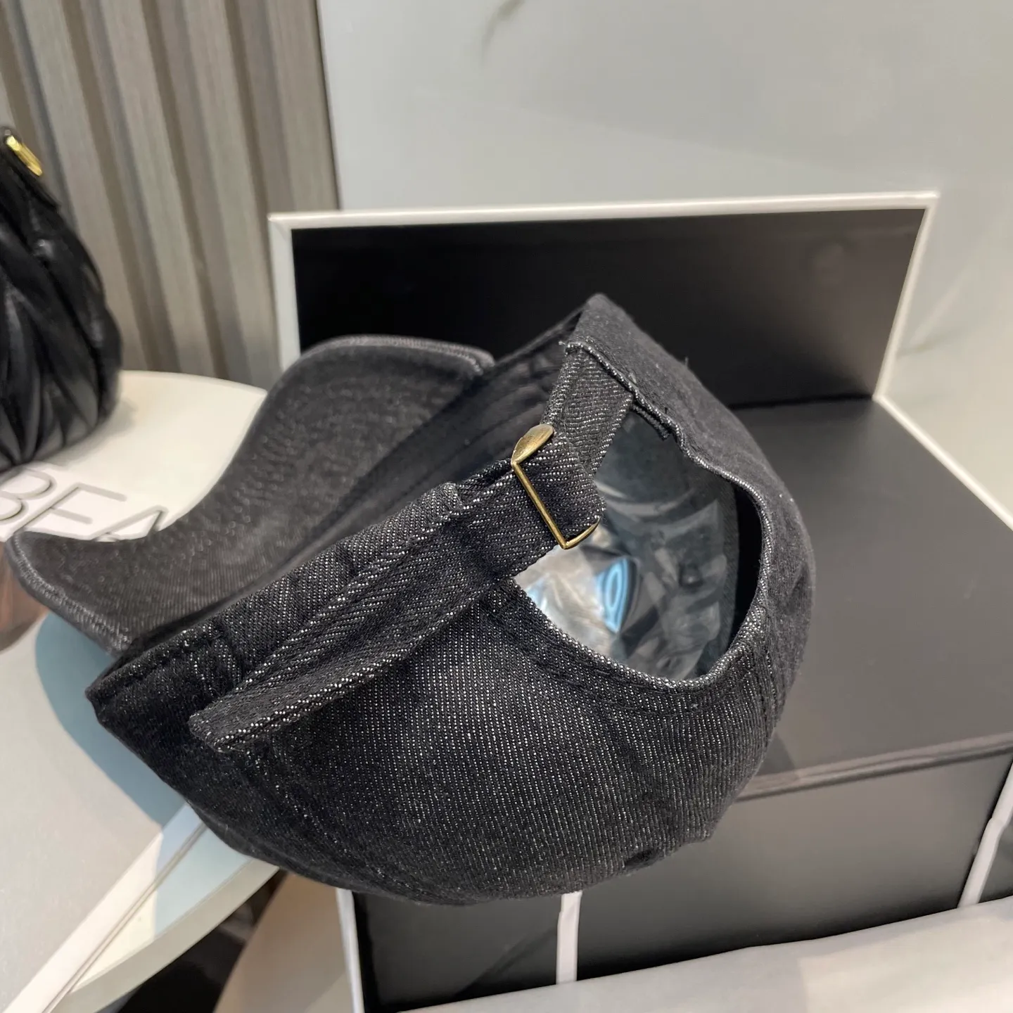 P66 Loewe Loewe's new washed and distressed denim baseball cap. Newly launched washed denim series, casual and versatile wardrobe matching artifact.