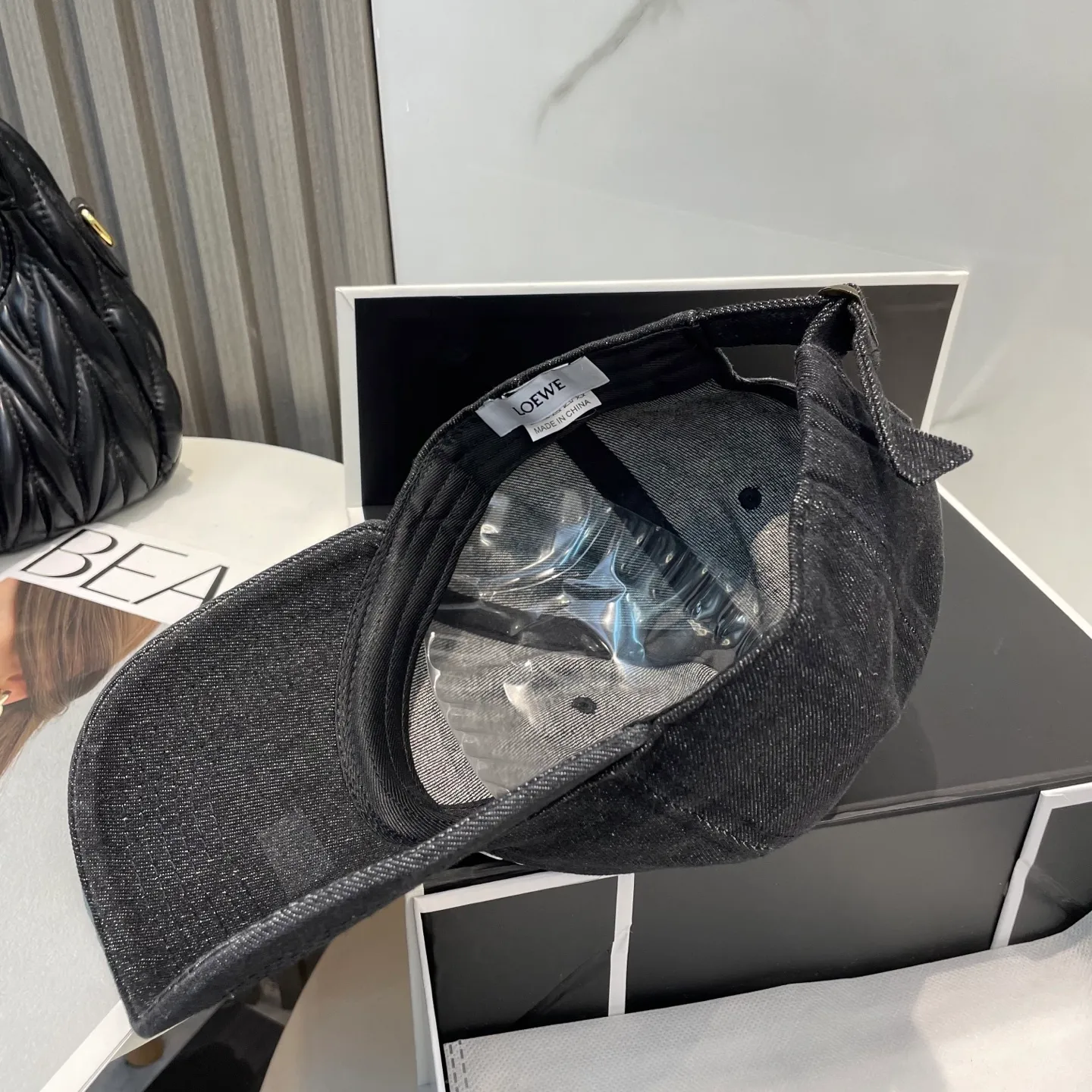 P66 Loewe Loewe's new washed and distressed denim baseball cap. Newly launched washed denim series, casual and versatile wardrobe matching artifact.