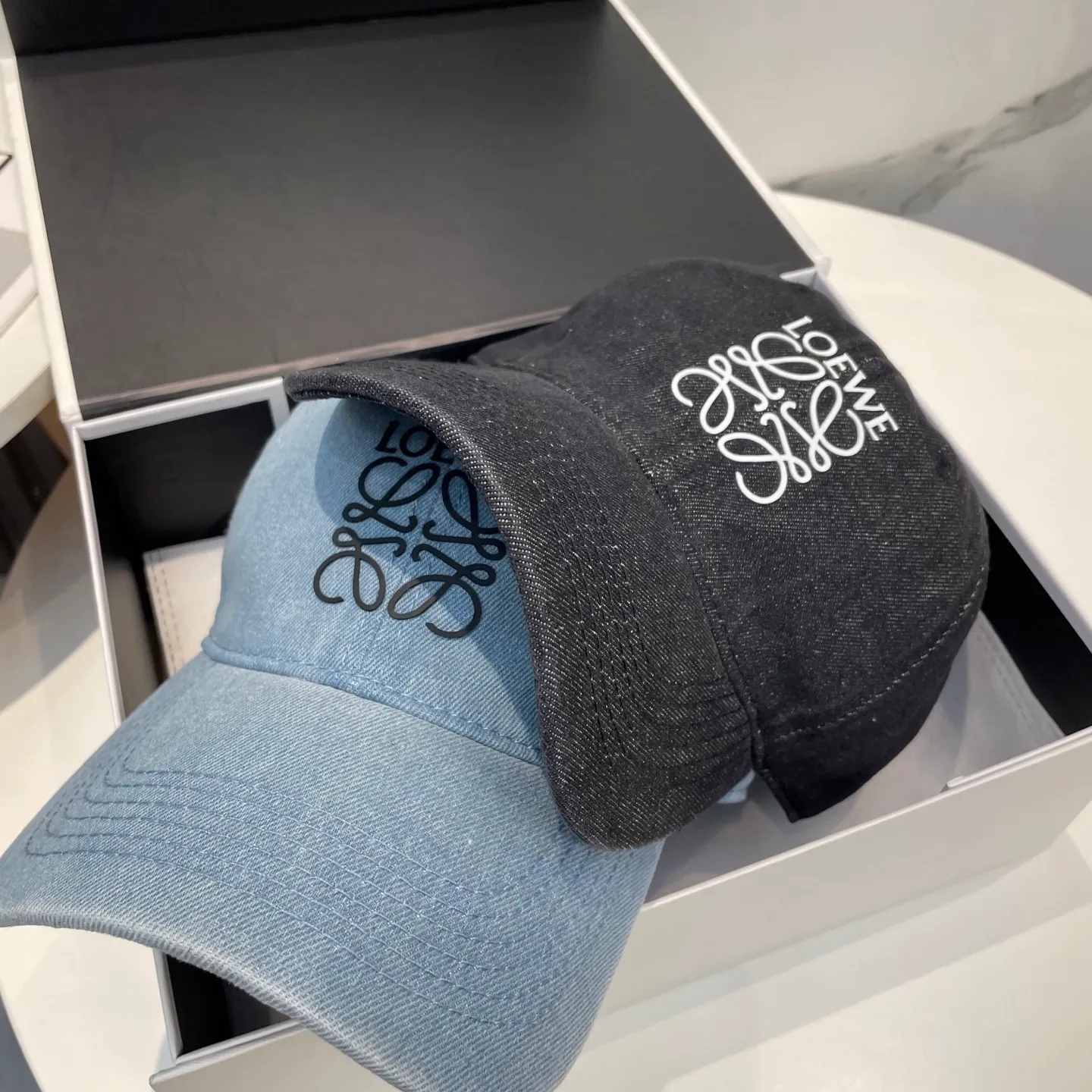P66 Loewe Loewe's new washed and distressed denim baseball cap. Newly launched washed denim series, casual and versatile wardrobe matching artifact.