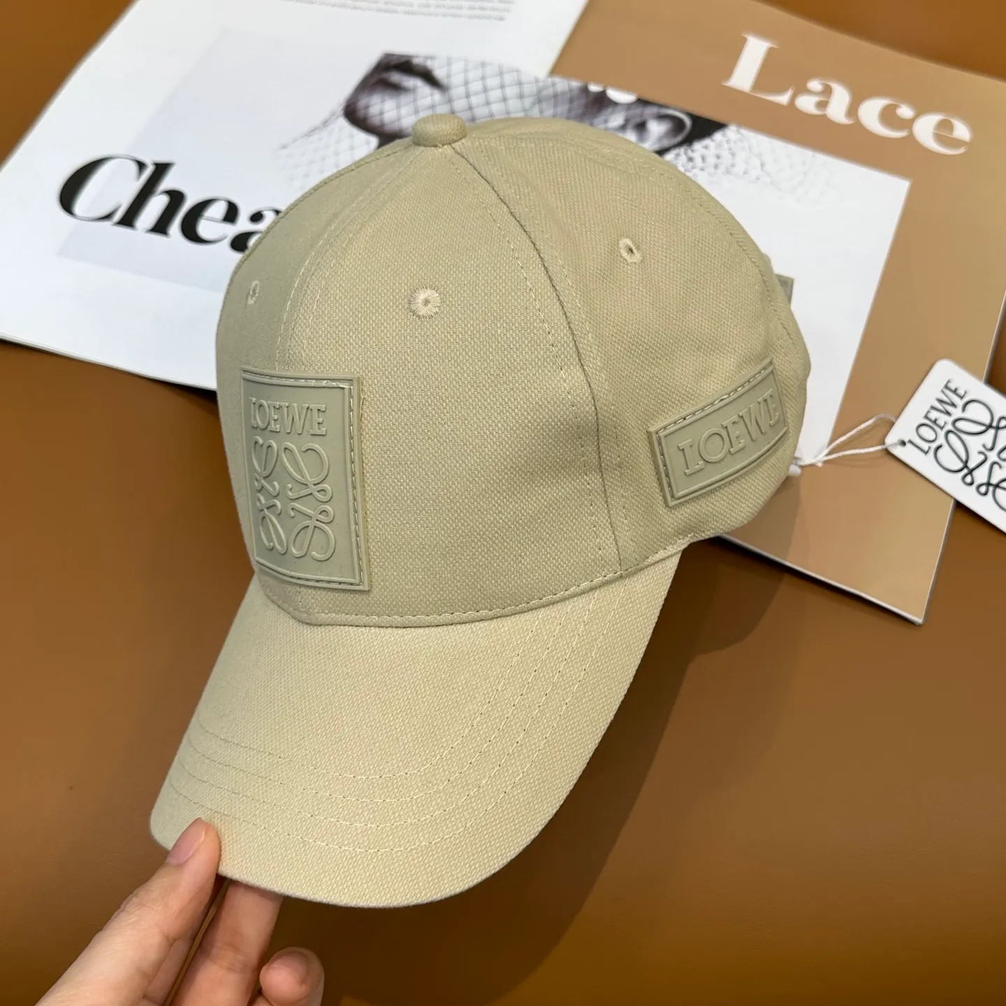 P60 comes with dust bag 👒LOEWE👒LOEWE's new original original design baseball cap🧢Super good texture, standard external line positioning, fine workmanship, simple and elegant, low price and popular!