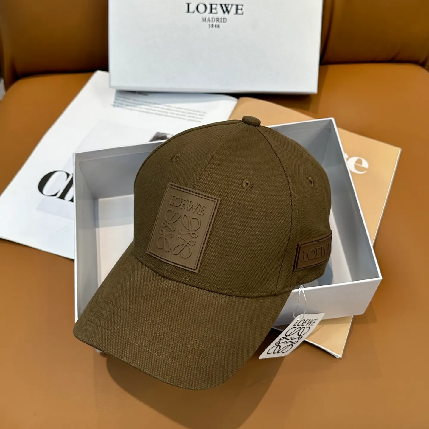 P60 comes with dust bag 👒LOEWE👒LOEWE's new original original design baseball cap🧢Super good texture, standard external line positioning, fine workmanship, simple and elegant, low price and popular!